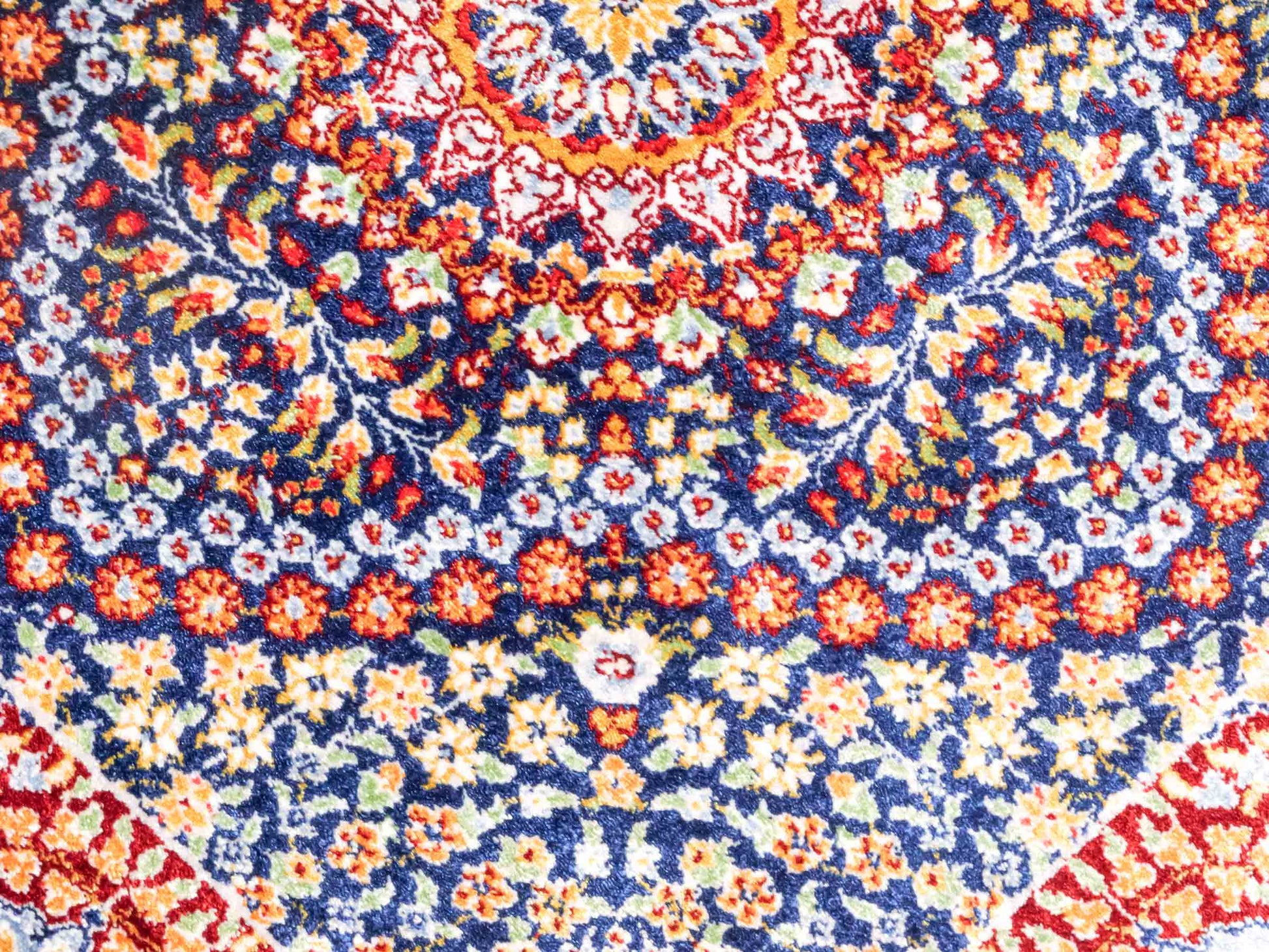 Ghom Maschinenteppich "Esfandiar" 40 x 40 cm aus pflanzlicher Seide (Viskose) mit floralem Medaillon, Navy-Blau. Teppichnummer: V22NY016M. Persian Luxury Collection by Khademi. Made in Iran / Persia – Vertrieb durch JUPITER Intl.