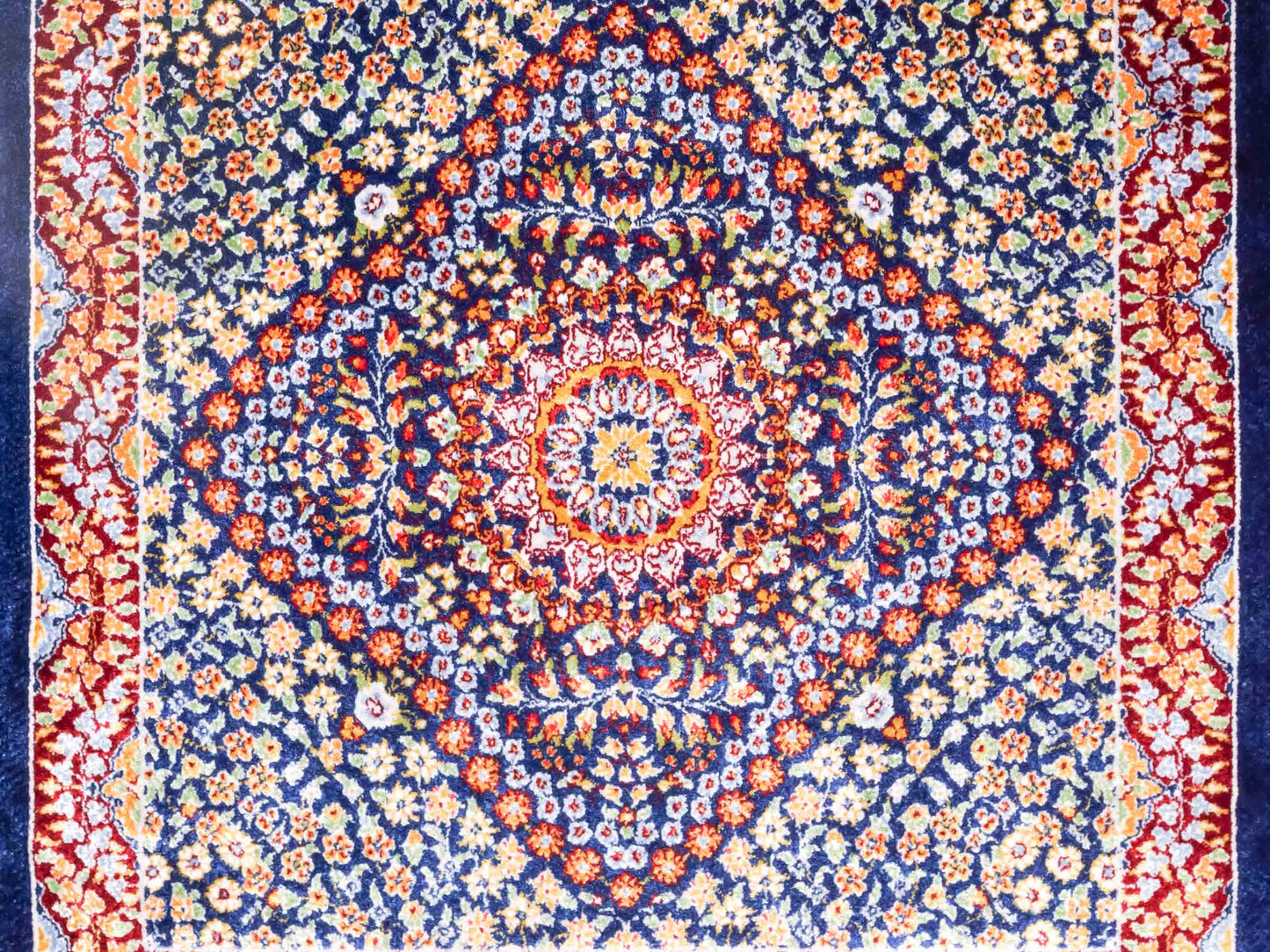 Ghom Maschinenteppich "Esfandiar" 40 x 40 cm aus pflanzlicher Seide (Viskose) mit floralem Medaillon, Navy-Blau. Teppichnummer: V22NY016M. Persian Luxury Collection by Khademi. Made in Iran / Persia – Vertrieb durch JUPITER Intl.