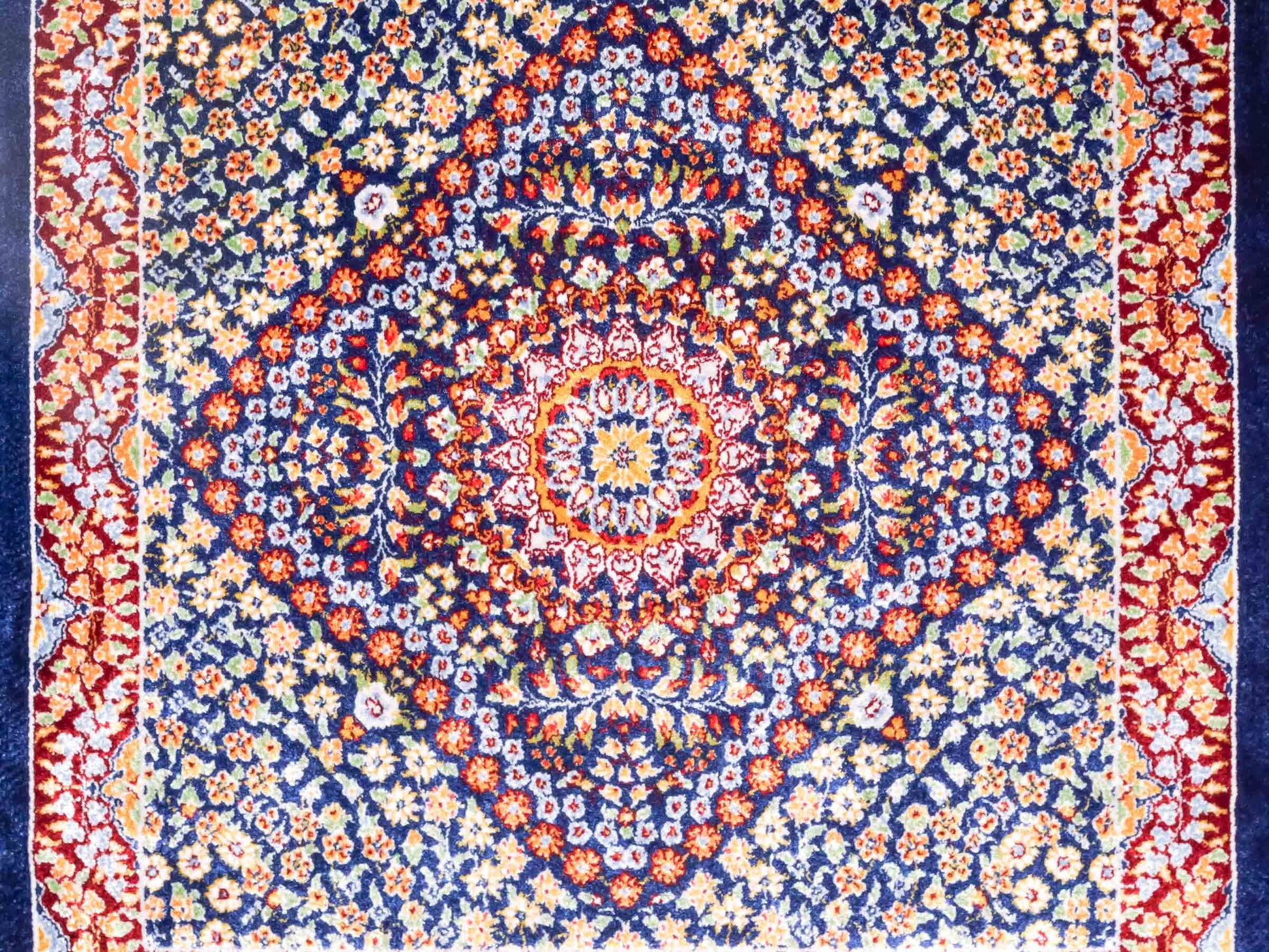 Ghom Maschinenteppich "Esfandiar" 40 x 40 cm aus pflanzlicher Seide (Viskose) mit floralem Medaillon, Navy-Blau. Teppichnummer: V22NY016M. Persian Luxury Collection by Khademi. Made in Iran / Persia – Vertrieb durch JUPITER Intl.