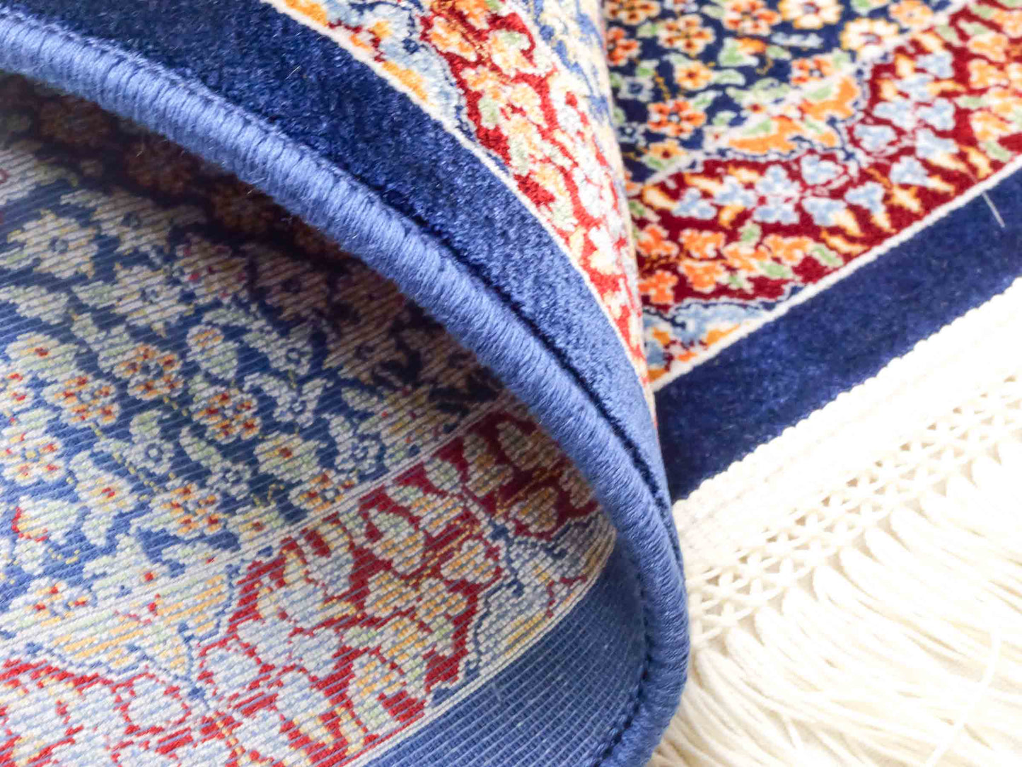 Ghom Maschinenteppich "Esfandiar" 40 x 40 cm aus pflanzlicher Seide (Viskose) mit floralem Medaillon, Navy-Blau. Teppichnummer: V22NY016M. Persian Luxury Collection by Khademi. Made in Iran / Persia – Vertrieb durch JUPITER Intl.