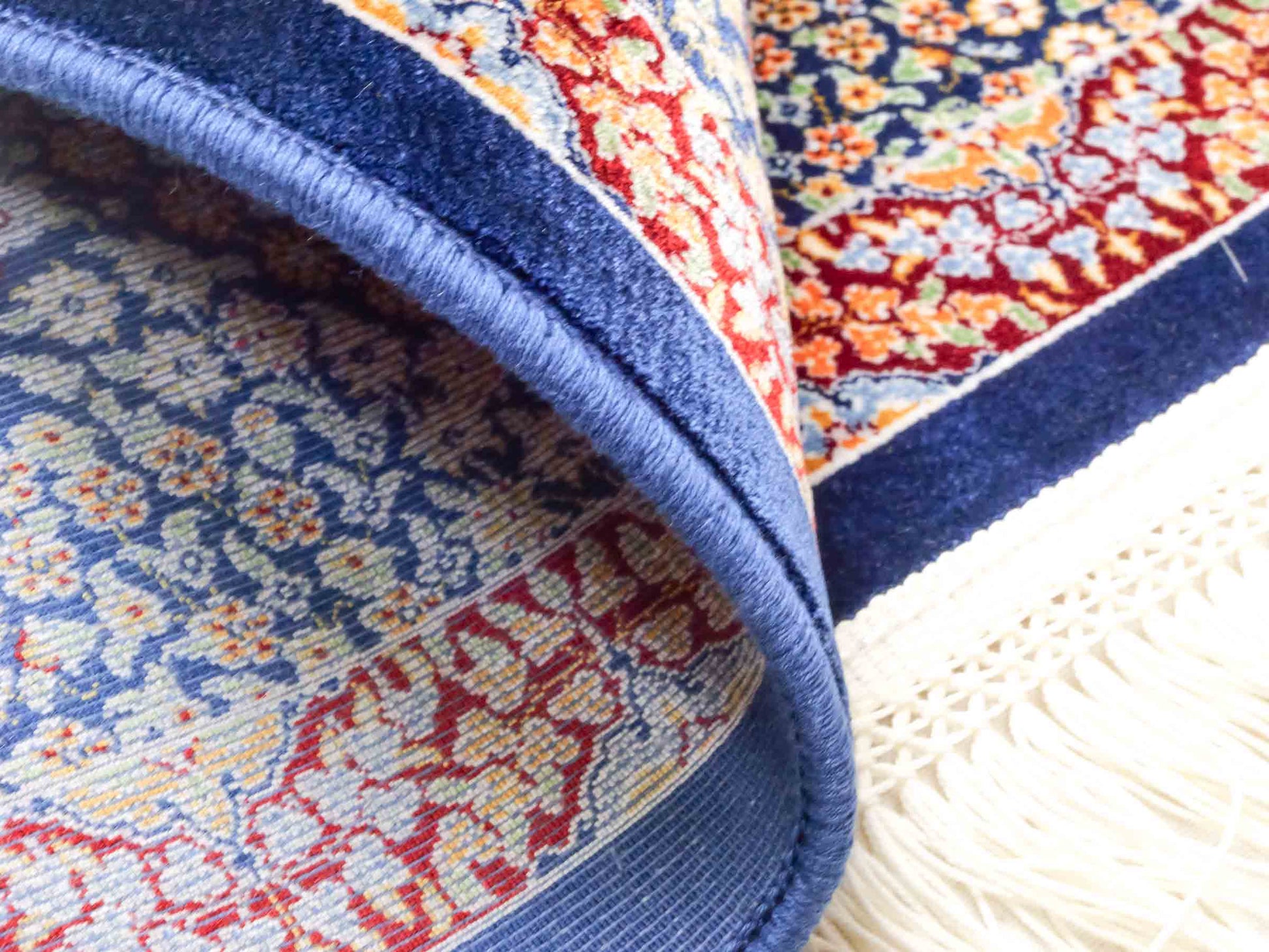 Ghom Maschinenteppich "Esfandiar" 40 x 40 cm aus pflanzlicher Seide (Viskose) mit floralem Medaillon, Navy-Blau. Teppichnummer: V22NY016M. Persian Luxury Collection by Khademi. Made in Iran / Persia – Vertrieb durch JUPITER Intl.