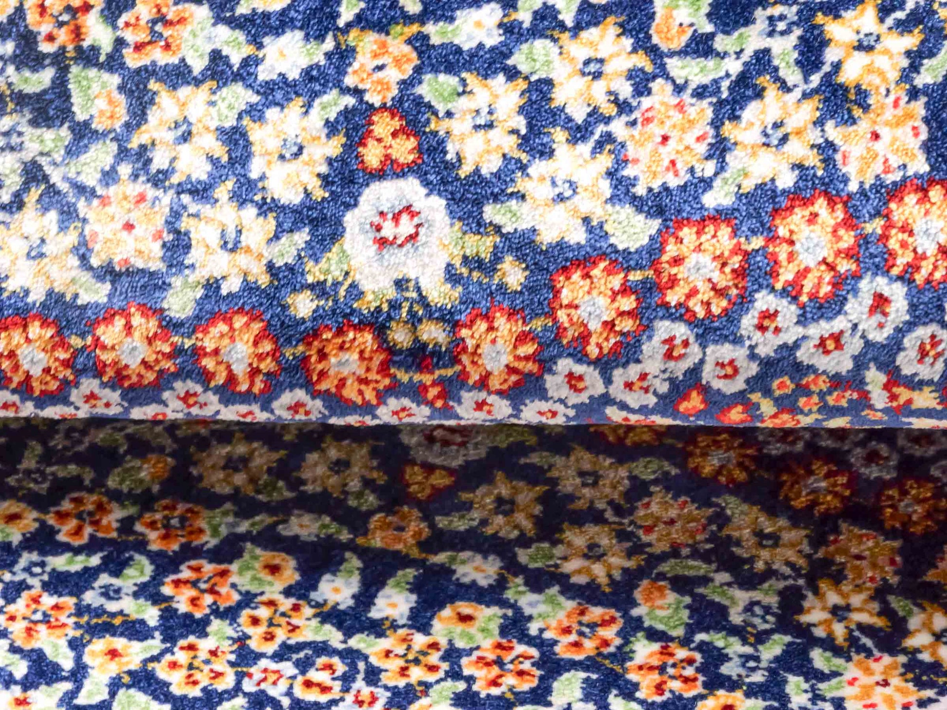 Ghom Maschinenteppich "Esfandiar" 40 x 40 cm aus pflanzlicher Seide (Viskose) mit floralem Medaillon, Navy-Blau. Teppichnummer: V22NY016M. Persian Luxury Collection by Khademi. Made in Iran / Persia – Vertrieb durch JUPITER Intl.