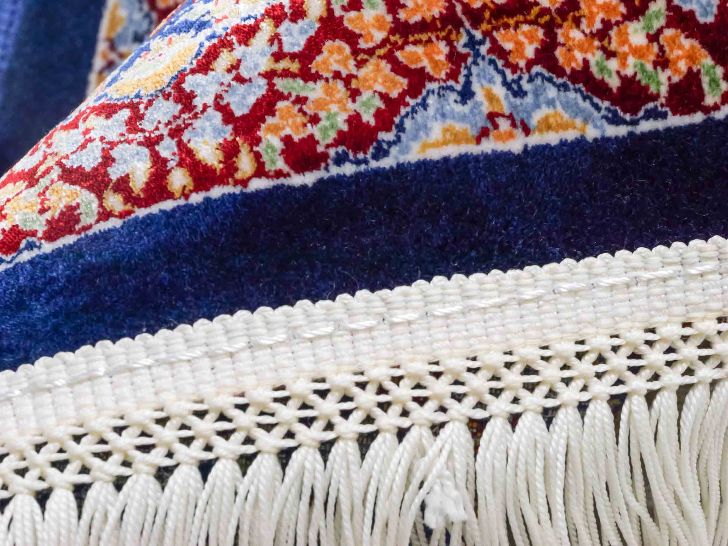 Ghom Maschinenteppich "Esfandiar" 40 x 40 cm aus pflanzlicher Seide (Viskose) mit floralem Medaillon, Navy-Blau. Teppichnummer: V22NY016M. Persian Luxury Collection by Khademi. Made in Iran / Persia – Vertrieb durch JUPITER Intl.