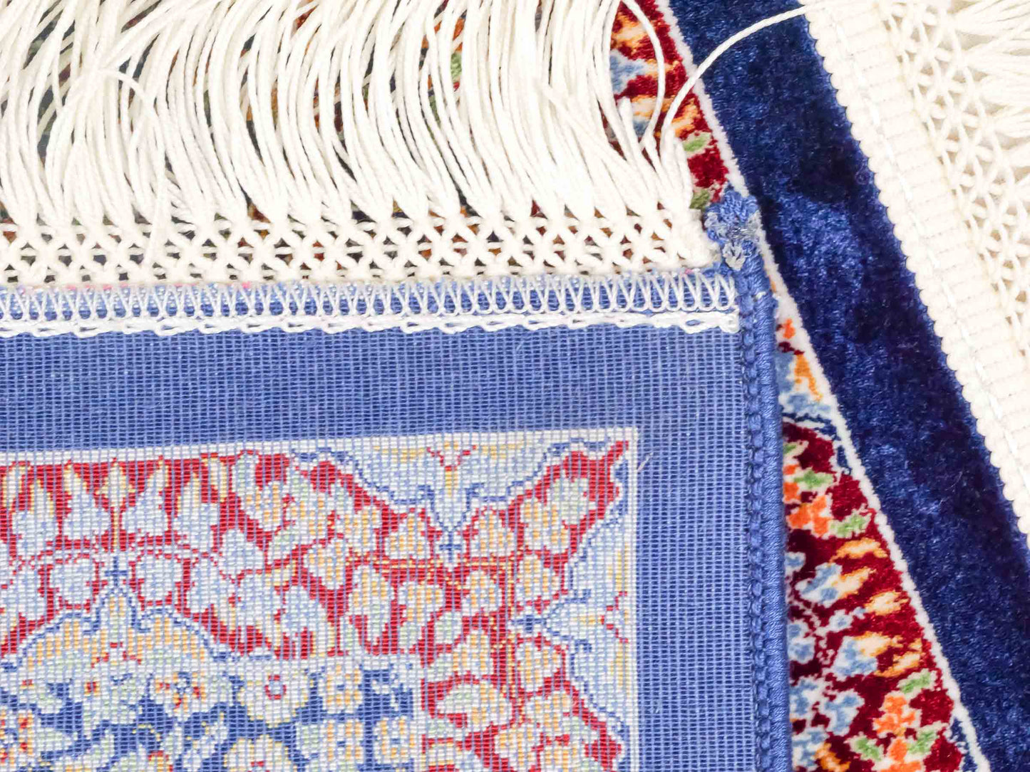 Ghom Maschinenteppich "Esfandiar" 40 x 40 cm aus pflanzlicher Seide (Viskose) mit floralem Medaillon, Navy-Blau. Teppichnummer: V22NY016M. Persian Luxury Collection by Khademi. Made in Iran / Persia – Vertrieb durch JUPITER Intl.