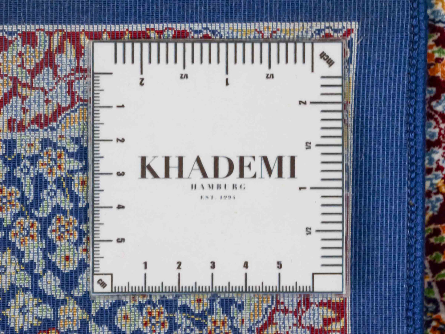 Ghom Maschinenteppich "Esfandiar" 40 x 40 cm aus pflanzlicher Seide (Viskose) mit floralem Medaillon, Navy-Blau. Teppichnummer: V22NY016M. Persian Luxury Collection by Khademi. Made in Iran / Persia – Vertrieb durch JUPITER Intl.