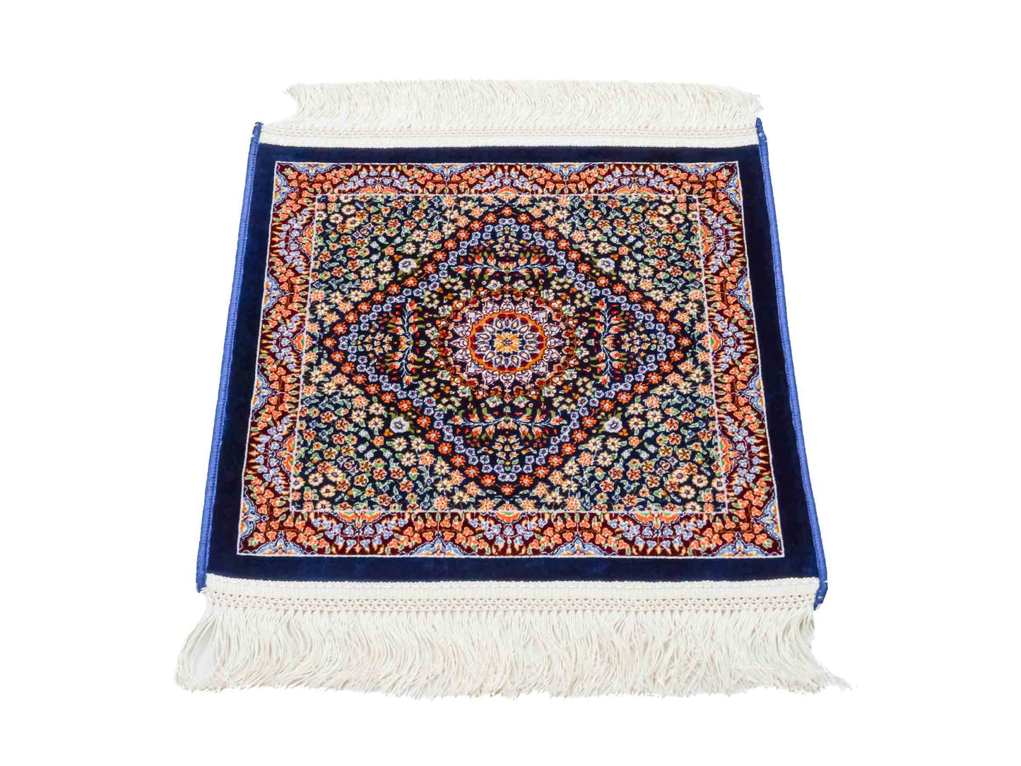 Ghom Maschinenteppich "Esfandiar" 40 x 40 cm aus pflanzlicher Seide (Viskose) mit floralem Medaillon, Navy-Blau. Teppichnummer: V22NY016M. Persian Luxury Collection by Khademi. Made in Iran / Persia – Vertrieb durch JUPITER Intl.