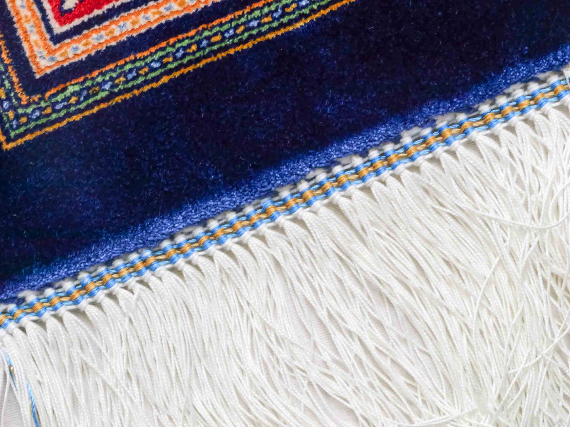 Ghom Maschinenteppich "Faramarz" 30 x 30 cm aus pflanzlicher Seide (Viskose) mit Feldmuster, Navy-Blau. Teppichnummer: V23NY009H. Persian Luxury Collection by Khademi. Made in Iran / Persia – Vertrieb durch JUPITER Intl.