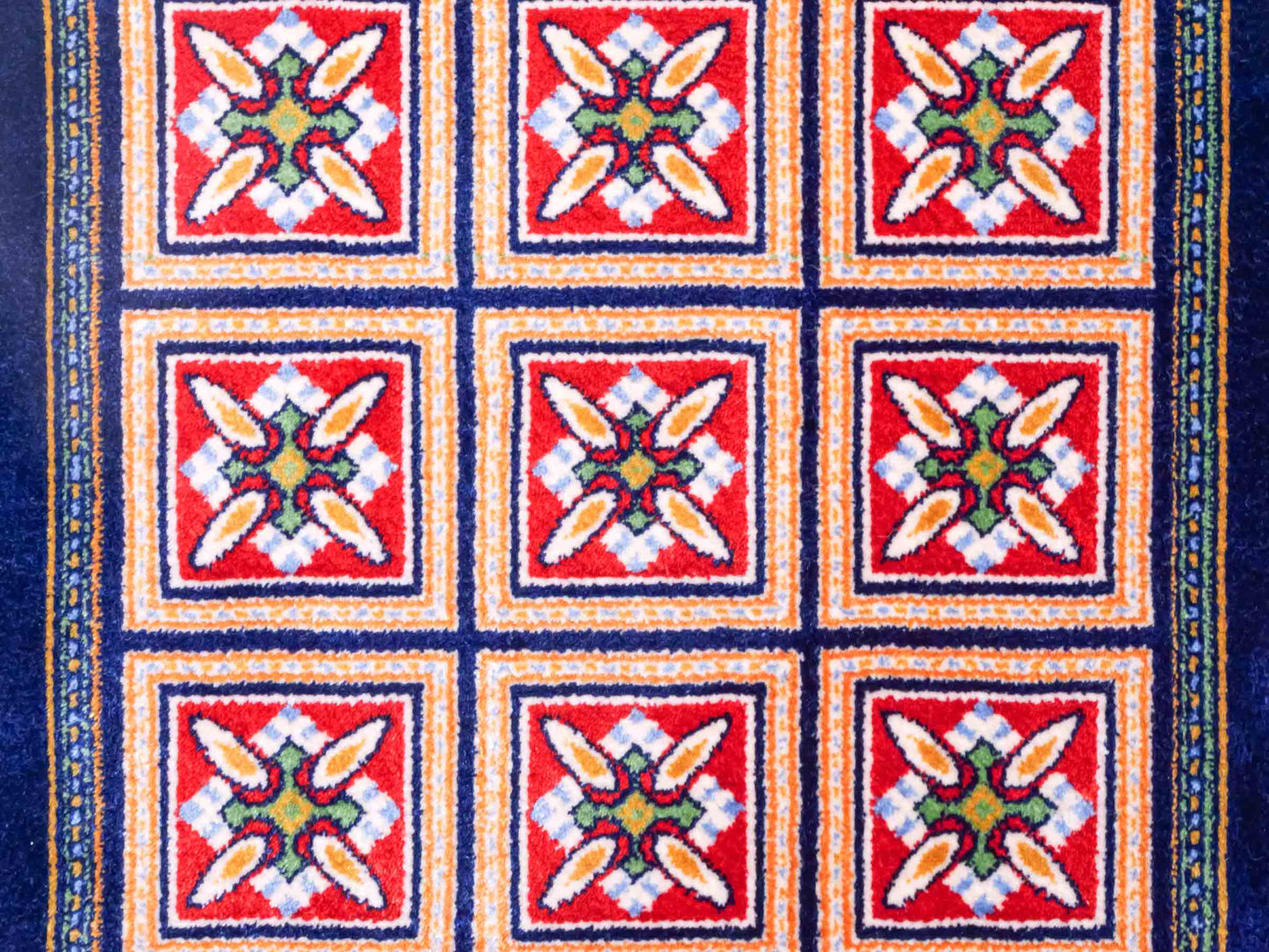 Ghom Maschinenteppich "Faramarz" 30 x 30 cm aus pflanzlicher Seide (Viskose) mit Feldmuster, Navy-Blau. Teppichnummer: V23NY009H. Persian Luxury Collection by Khademi. Made in Iran / Persia – Vertrieb durch JUPITER Intl.