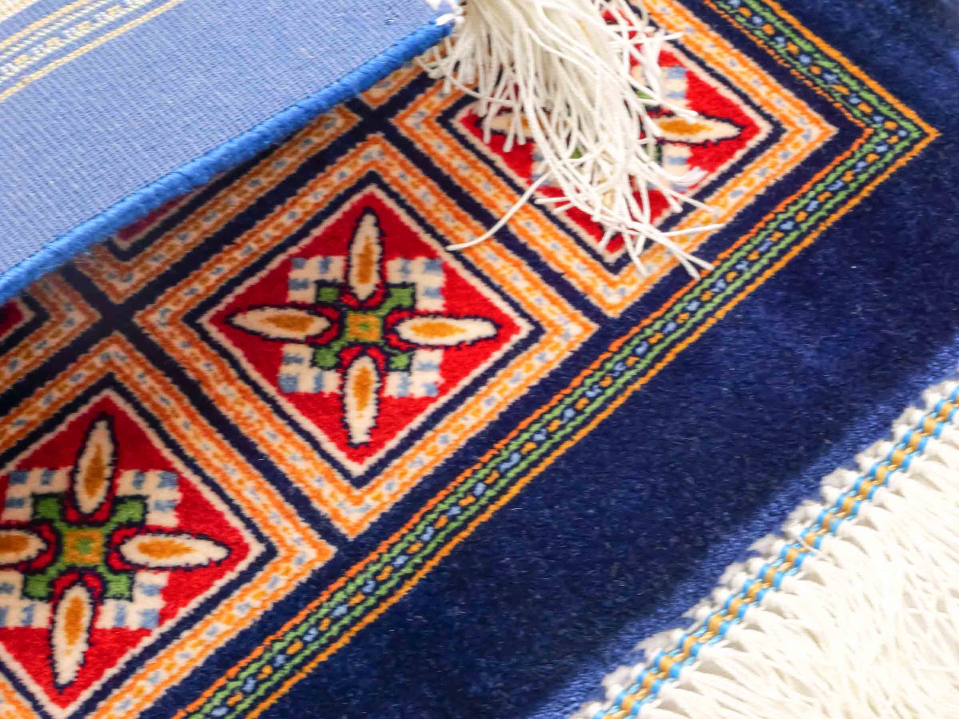 Ghom Maschinenteppich "Faramarz" 30 x 30 cm aus pflanzlicher Seide (Viskose) mit Feldmuster, Navy-Blau. Teppichnummer: V23NY009H. Persian Luxury Collection by Khademi. Made in Iran / Persia – Vertrieb durch JUPITER Intl.