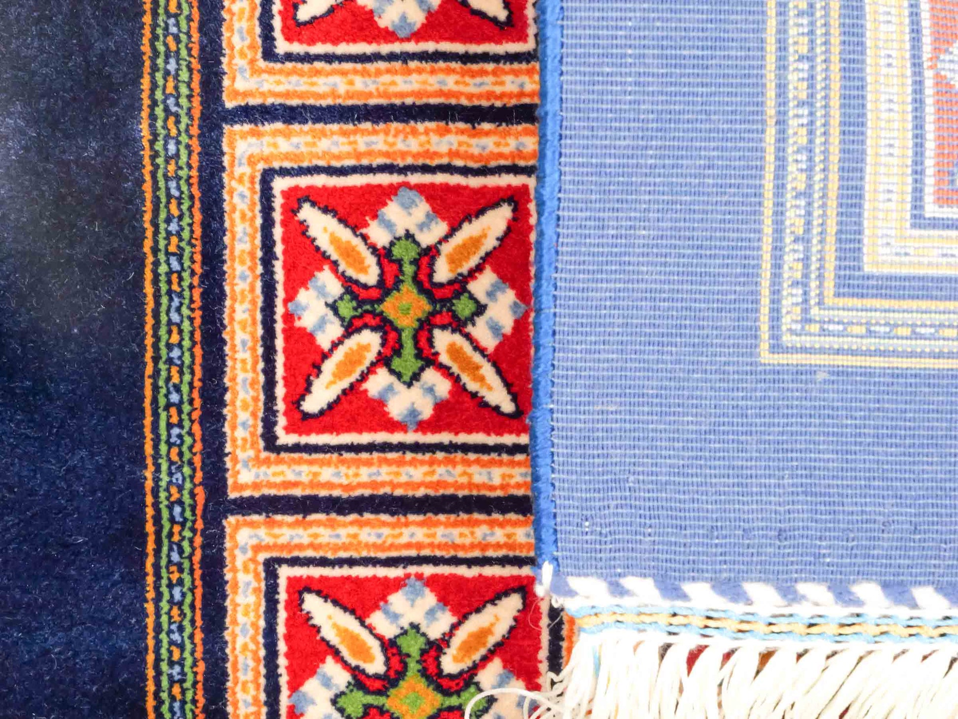 Ghom Maschinenteppich "Faramarz" 30 x 30 cm aus pflanzlicher Seide (Viskose) mit Feldmuster, Navy-Blau. Teppichnummer: V23NY009H. Persian Luxury Collection by Khademi. Made in Iran / Persia – Vertrieb durch JUPITER Intl.