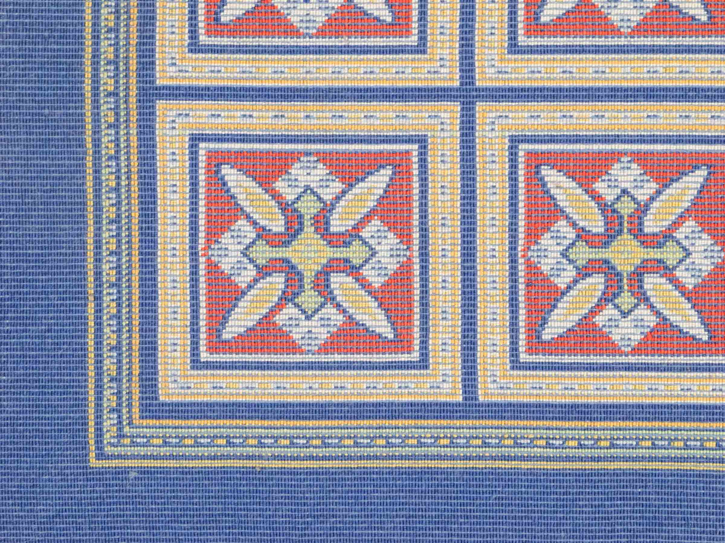Ghom Maschinenteppich "Faramarz" 30 x 30 cm aus pflanzlicher Seide (Viskose) mit Feldmuster, Navy-Blau. Teppichnummer: V23NY009H. Persian Luxury Collection by Khademi. Made in Iran / Persia – Vertrieb durch JUPITER Intl.