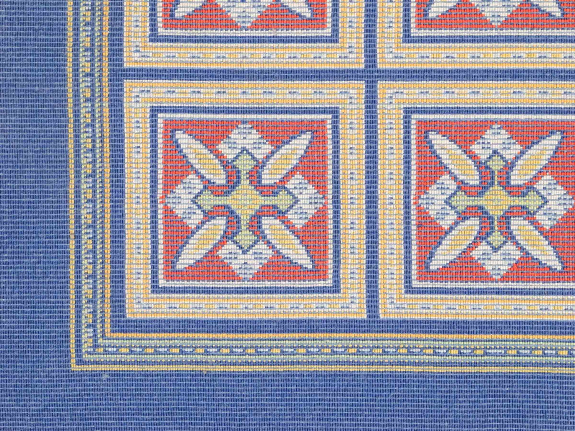 Ghom Maschinenteppich "Faramarz" 30 x 30 cm aus pflanzlicher Seide (Viskose) mit Feldmuster, Navy-Blau. Teppichnummer: V23NY009H. Persian Luxury Collection by Khademi. Made in Iran / Persia – Vertrieb durch JUPITER Intl.