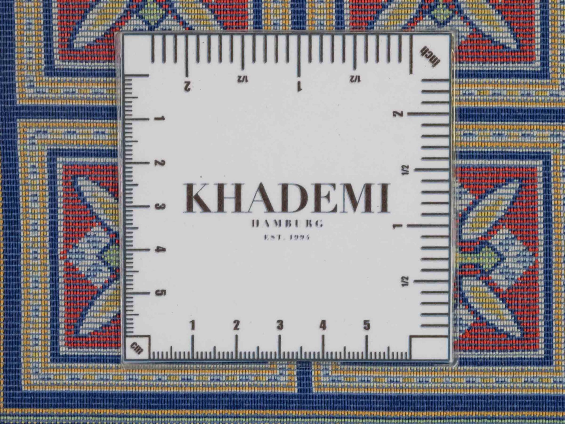 Ghom Maschinenteppich "Faramarz" 30 x 30 cm aus pflanzlicher Seide (Viskose) mit Feldmuster, Navy-Blau. Teppichnummer: V23NY009H. Persian Luxury Collection by Khademi. Made in Iran / Persia – Vertrieb durch JUPITER Intl.