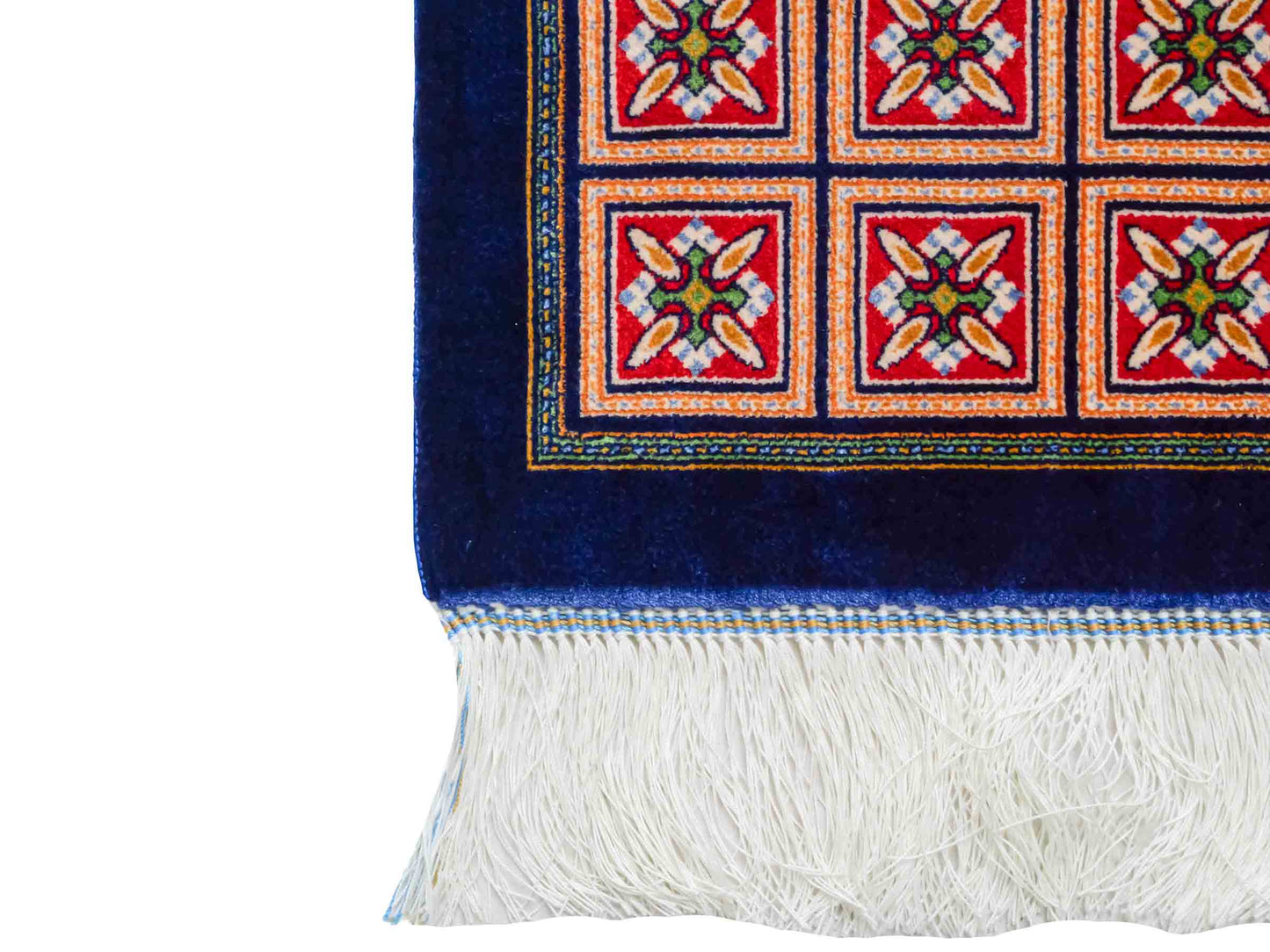 Ghom Maschinenteppich "Faramarz" 30 x 30 cm aus pflanzlicher Seide (Viskose) mit Feldmuster, Navy-Blau. Teppichnummer: V23NY009H. Persian Luxury Collection by Khademi. Made in Iran / Persia – Vertrieb durch JUPITER Intl.