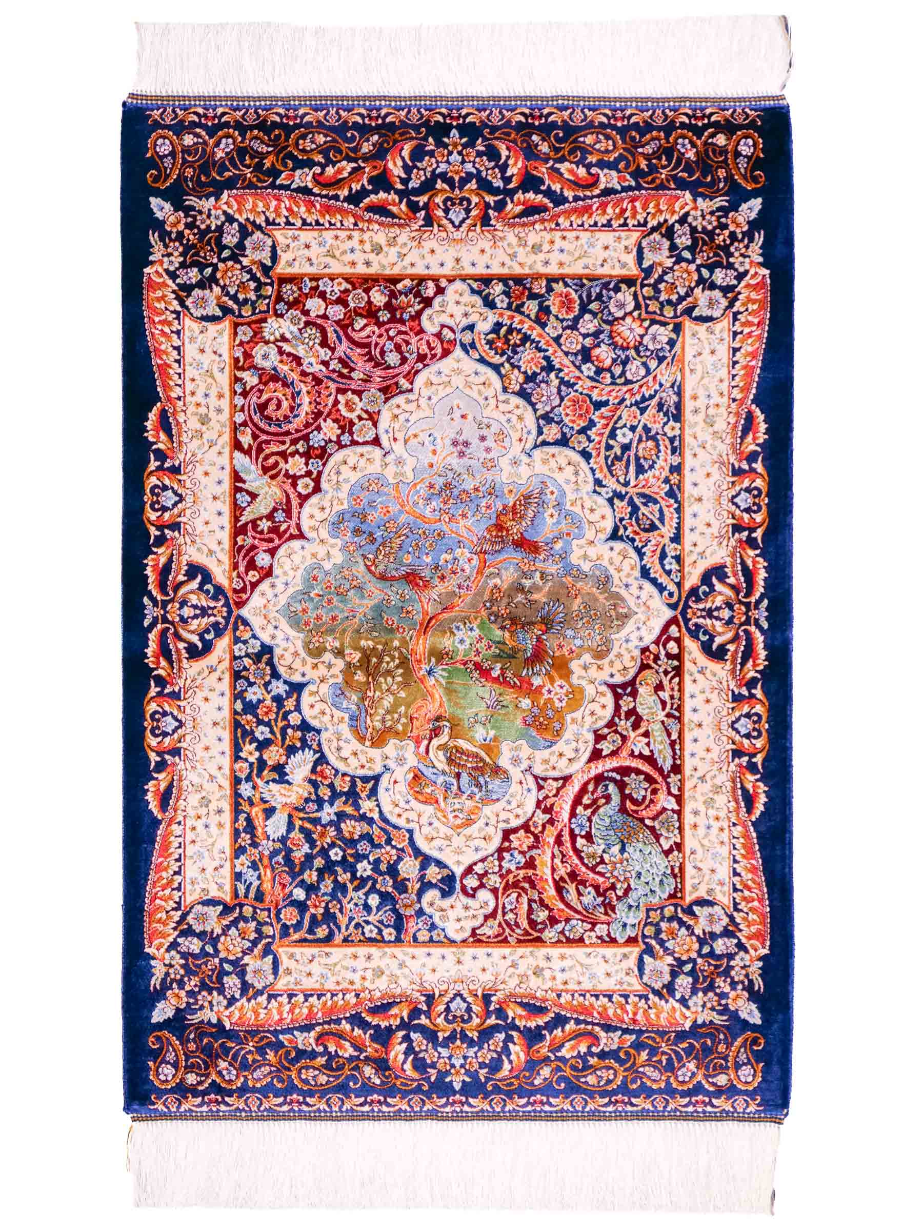 Ghom Maschinenteppich "Faranak" 90 x 60 cm aus pflanzlicher Seide (Viskose) mit Medaillon & Bildmotiv, Navy-Blau. Teppichnummer: V24NY054H. Persian Luxury Collection by Khademi. Made in Iran / Persia – Vertrieb durch JUPITER Intl.