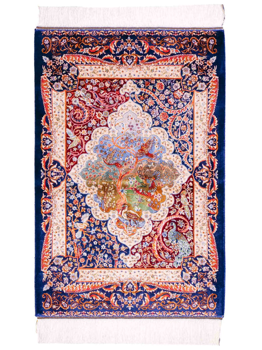 Ghom Maschinenteppich "Faranak" 90 x 60 cm aus pflanzlicher Seide (Viskose) mit Medaillon & Bildmotiv, Navy-Blau. Teppichnummer: V24NY054H. Persian Luxury Collection by Khademi. Made in Iran / Persia – Vertrieb durch JUPITER Intl.