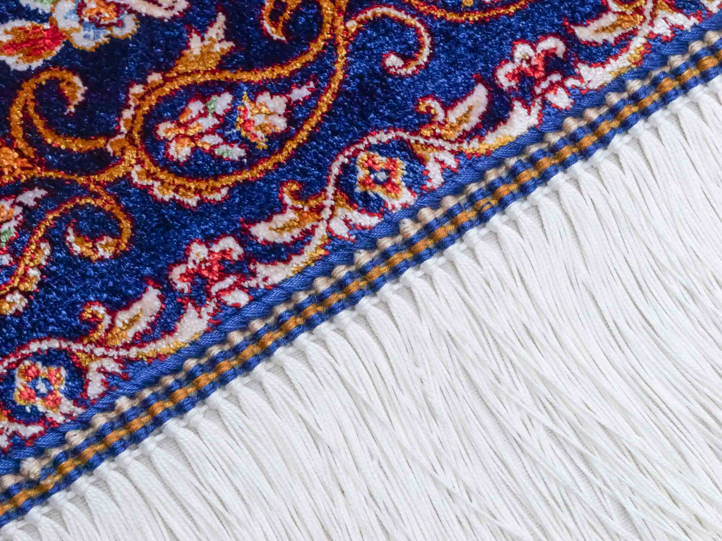 Ghom Maschinenteppich "Faranak" 90 x 60 cm aus pflanzlicher Seide (Viskose) mit Medaillon & Bildmotiv, Navy-Blau. Teppichnummer: V24NY054H. Persian Luxury Collection by Khademi. Made in Iran / Persia – Vertrieb durch JUPITER Intl.
