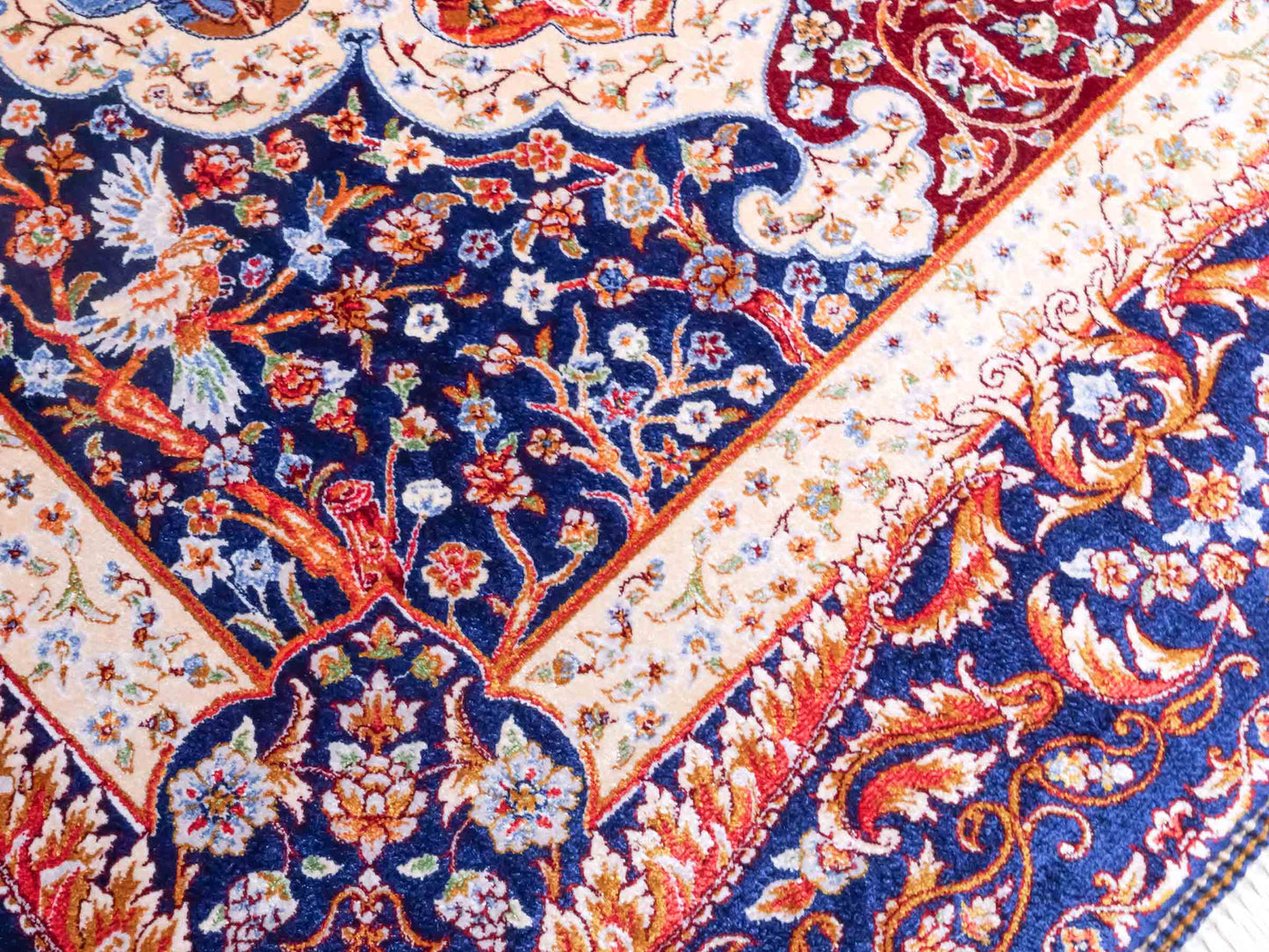 Ghom Maschinenteppich "Faranak" 90 x 60 cm aus pflanzlicher Seide (Viskose) mit Medaillon & Bildmotiv, Navy-Blau. Teppichnummer: V24NY054H. Persian Luxury Collection by Khademi. Made in Iran / Persia – Vertrieb durch JUPITER Intl.