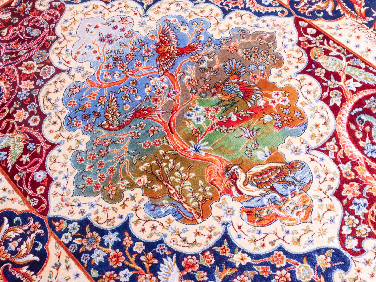 Ghom Maschinenteppich "Faranak" 90 x 60 cm aus pflanzlicher Seide (Viskose) mit Medaillon & Bildmotiv, Navy-Blau. Teppichnummer: V24NY054H. Persian Luxury Collection by Khademi. Made in Iran / Persia – Vertrieb durch JUPITER Intl.