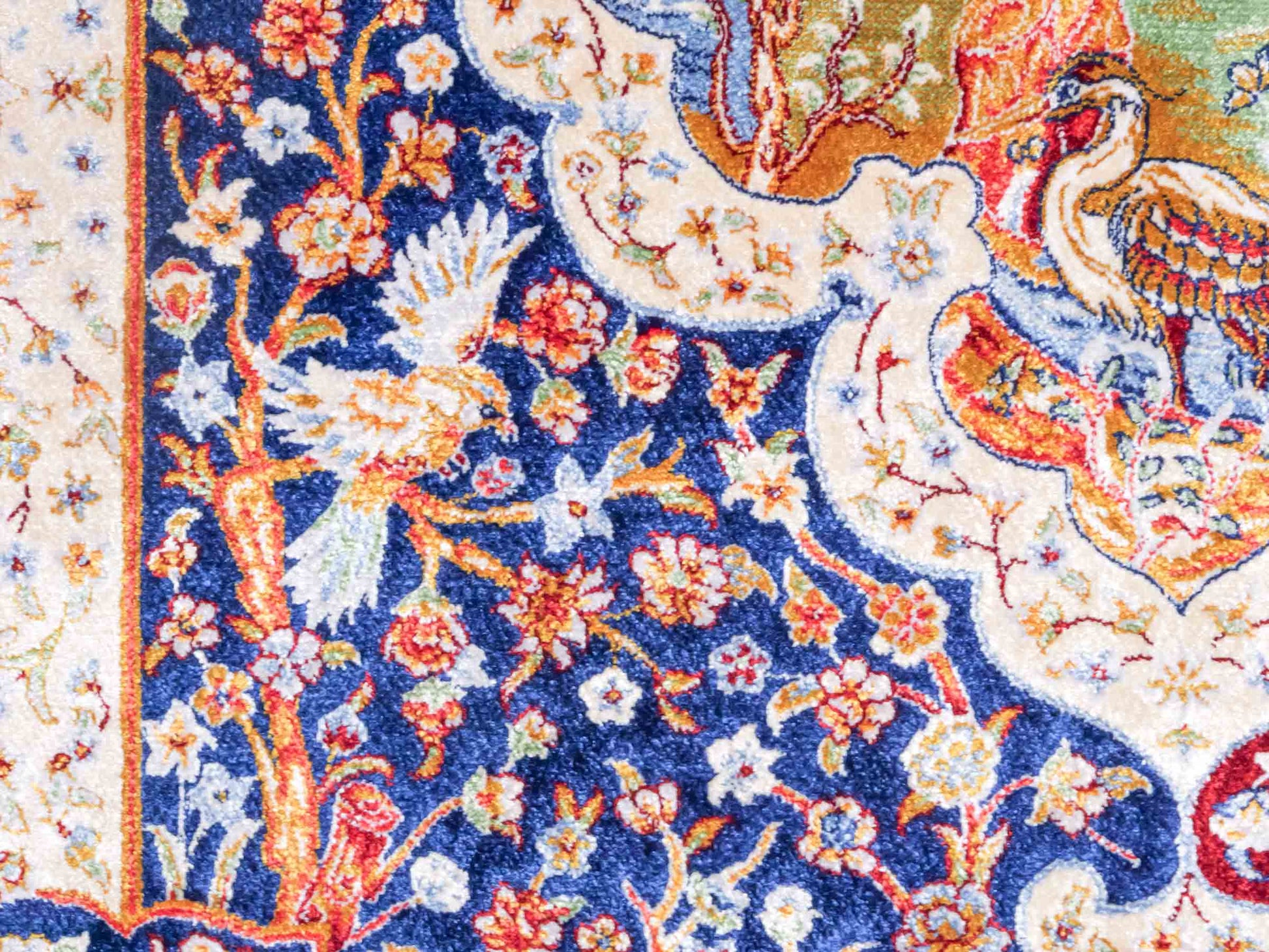Ghom Maschinenteppich "Faranak" 90 x 60 cm aus pflanzlicher Seide (Viskose) mit Medaillon & Bildmotiv, Navy-Blau. Teppichnummer: V24NY054H. Persian Luxury Collection by Khademi. Made in Iran / Persia – Vertrieb durch JUPITER Intl.