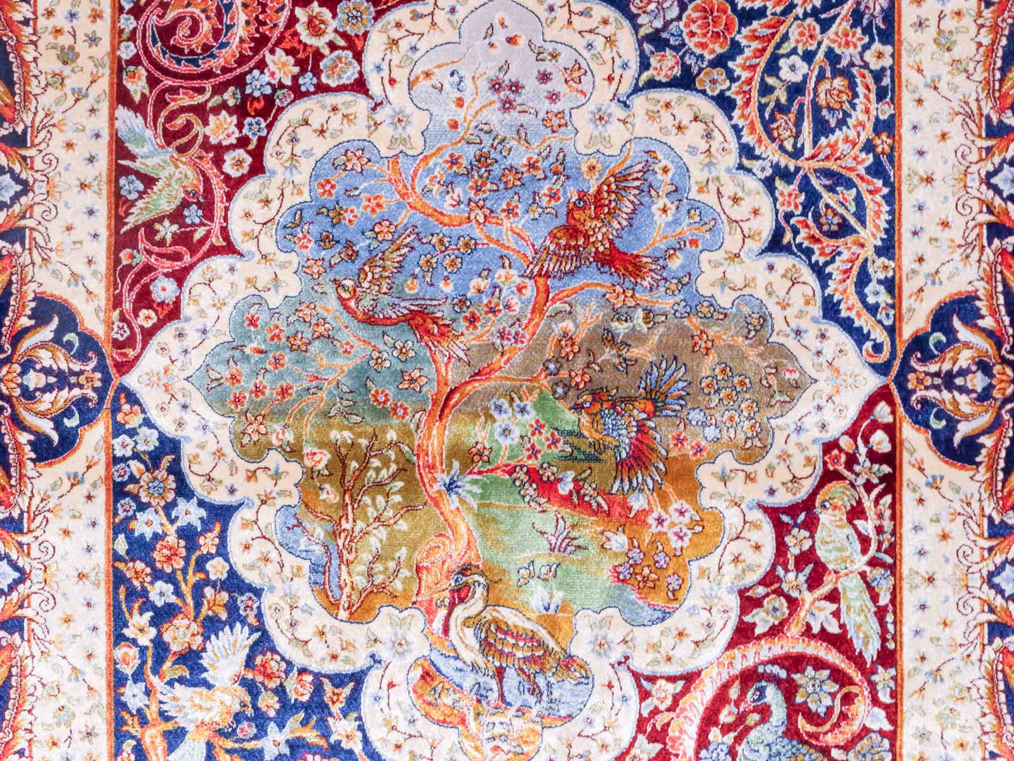 Ghom Maschinenteppich "Faranak" 90 x 60 cm aus pflanzlicher Seide (Viskose) mit Medaillon & Bildmotiv, Navy-Blau. Teppichnummer: V24NY054H. Persian Luxury Collection by Khademi. Made in Iran / Persia – Vertrieb durch JUPITER Intl.