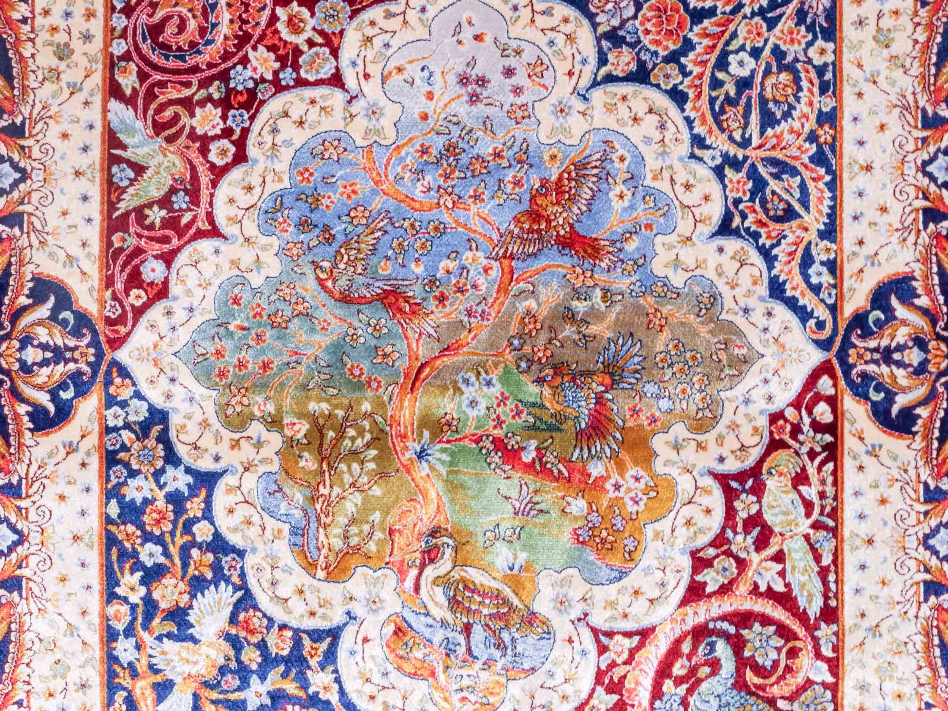 Ghom Maschinenteppich "Faranak" 90 x 60 cm aus pflanzlicher Seide (Viskose) mit Medaillon & Bildmotiv, Navy-Blau. Teppichnummer: V24NY054H. Persian Luxury Collection by Khademi. Made in Iran / Persia – Vertrieb durch JUPITER Intl.
