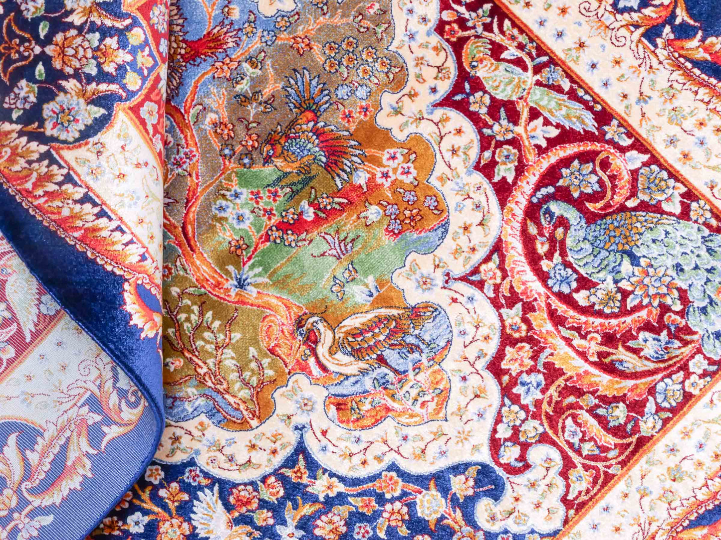 Ghom Maschinenteppich "Faranak" 90 x 60 cm aus pflanzlicher Seide (Viskose) mit Medaillon & Bildmotiv, Navy-Blau. Teppichnummer: V24NY054H. Persian Luxury Collection by Khademi. Made in Iran / Persia – Vertrieb durch JUPITER Intl.