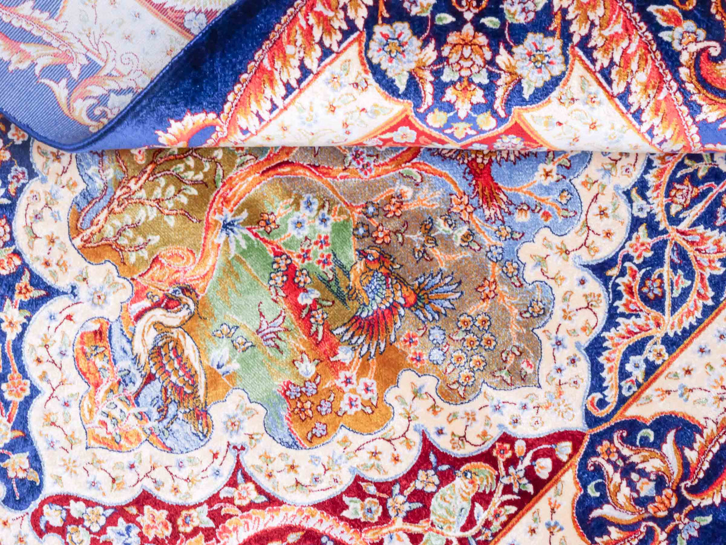 Ghom Maschinenteppich "Faranak" 90 x 60 cm aus pflanzlicher Seide (Viskose) mit Medaillon & Bildmotiv, Navy-Blau. Teppichnummer: V24NY054H. Persian Luxury Collection by Khademi. Made in Iran / Persia – Vertrieb durch JUPITER Intl.