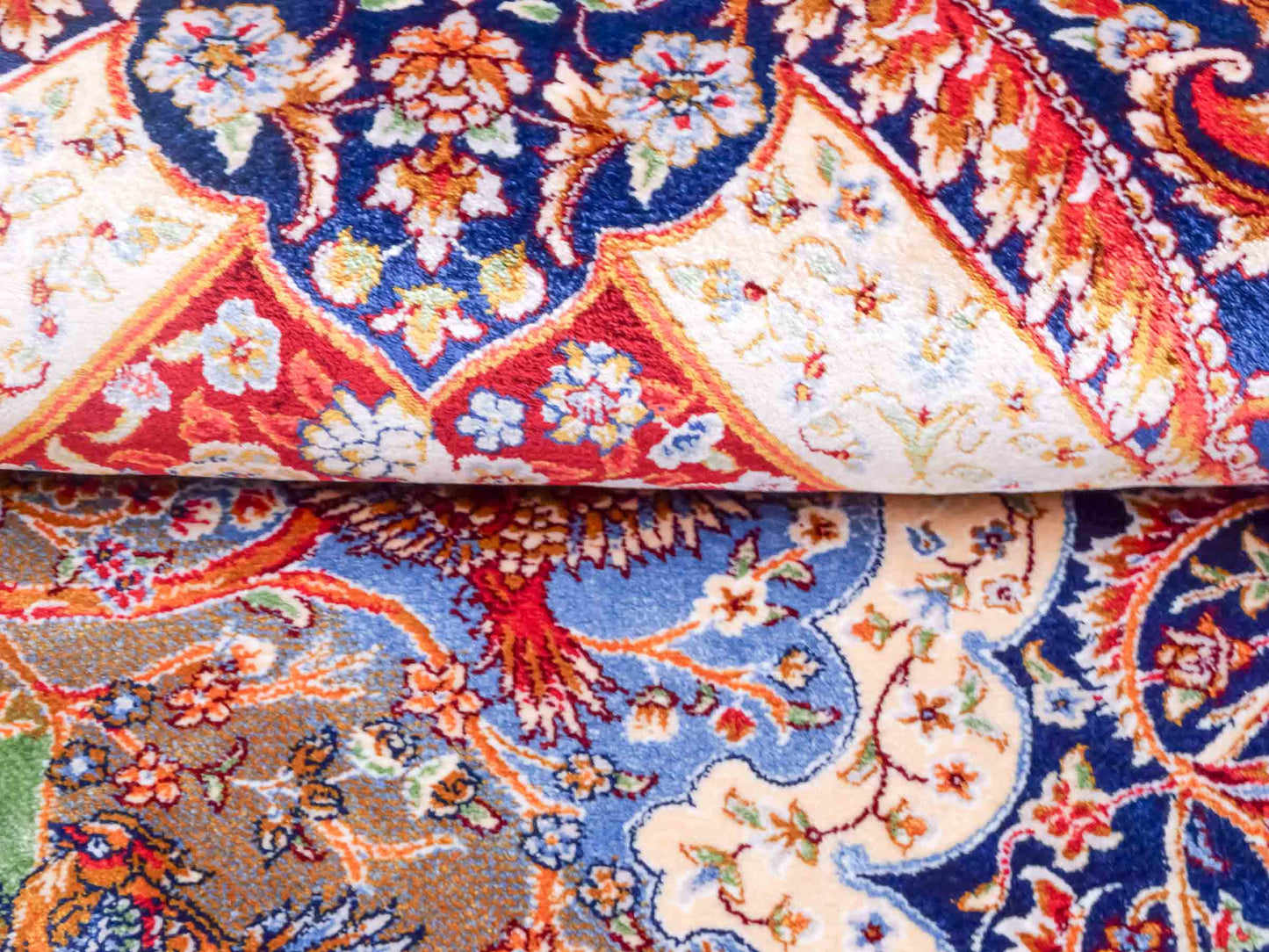 Ghom Maschinenteppich "Faranak" 90 x 60 cm aus pflanzlicher Seide (Viskose) mit Medaillon & Bildmotiv, Navy-Blau. Teppichnummer: V24NY054H. Persian Luxury Collection by Khademi. Made in Iran / Persia – Vertrieb durch JUPITER Intl.