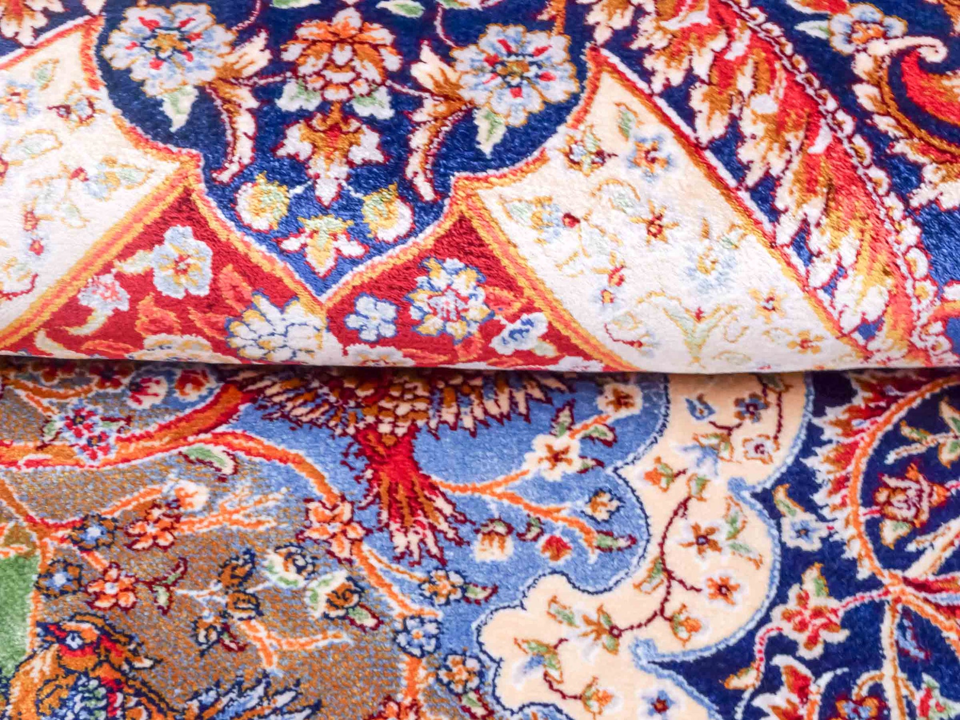Ghom Maschinenteppich "Faranak" 90 x 60 cm aus pflanzlicher Seide (Viskose) mit Medaillon & Bildmotiv, Navy-Blau. Teppichnummer: V24NY054H. Persian Luxury Collection by Khademi. Made in Iran / Persia – Vertrieb durch JUPITER Intl.