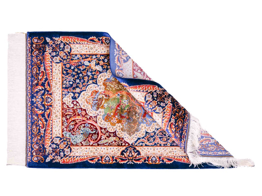 Ghom Maschinenteppich "Faranak" 90 x 60 cm aus pflanzlicher Seide (Viskose) mit Medaillon & Bildmotiv, Navy-Blau. Teppichnummer: V24NY054H. Persian Luxury Collection by Khademi. Made in Iran / Persia – Vertrieb durch JUPITER Intl.