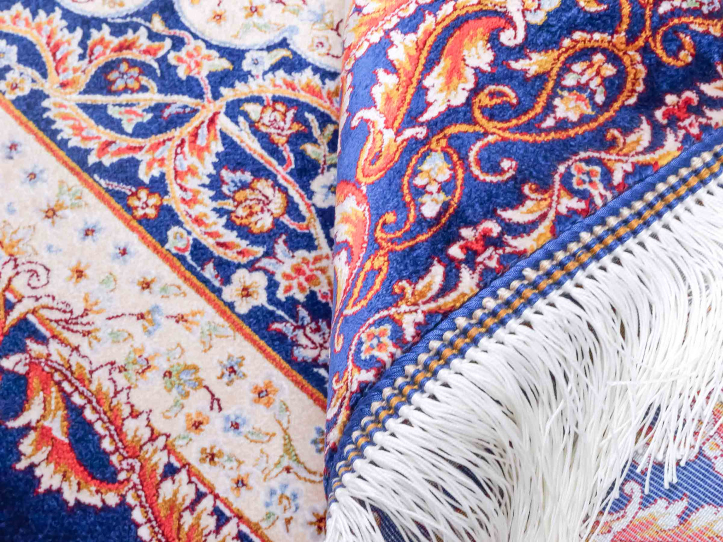Ghom Maschinenteppich "Faranak" 90 x 60 cm aus pflanzlicher Seide (Viskose) mit Medaillon & Bildmotiv, Navy-Blau. Teppichnummer: V24NY054H. Persian Luxury Collection by Khademi. Made in Iran / Persia – Vertrieb durch JUPITER Intl.