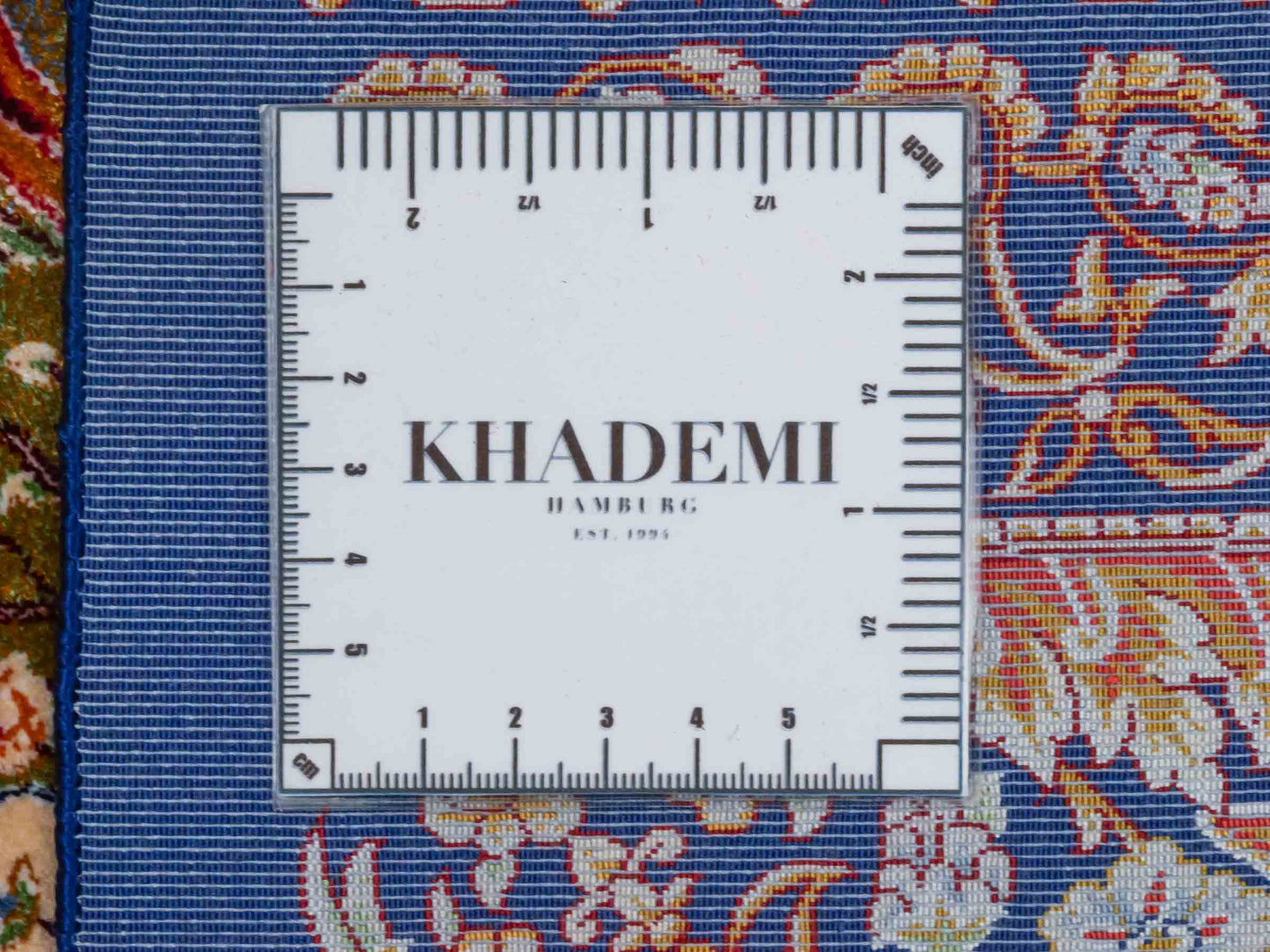 Ghom Maschinenteppich "Faranak" 90 x 60 cm aus pflanzlicher Seide (Viskose) mit Medaillon & Bildmotiv, Navy-Blau. Teppichnummer: V24NY054H. Persian Luxury Collection by Khademi. Made in Iran / Persia – Vertrieb durch JUPITER Intl.