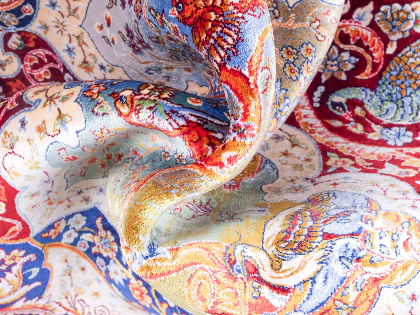 Ghom Maschinenteppich "Faranak" 90 x 60 cm aus pflanzlicher Seide (Viskose) mit Medaillon & Bildmotiv, Navy-Blau. Teppichnummer: V24NY054H. Persian Luxury Collection by Khademi. Made in Iran / Persia – Vertrieb durch JUPITER Intl.