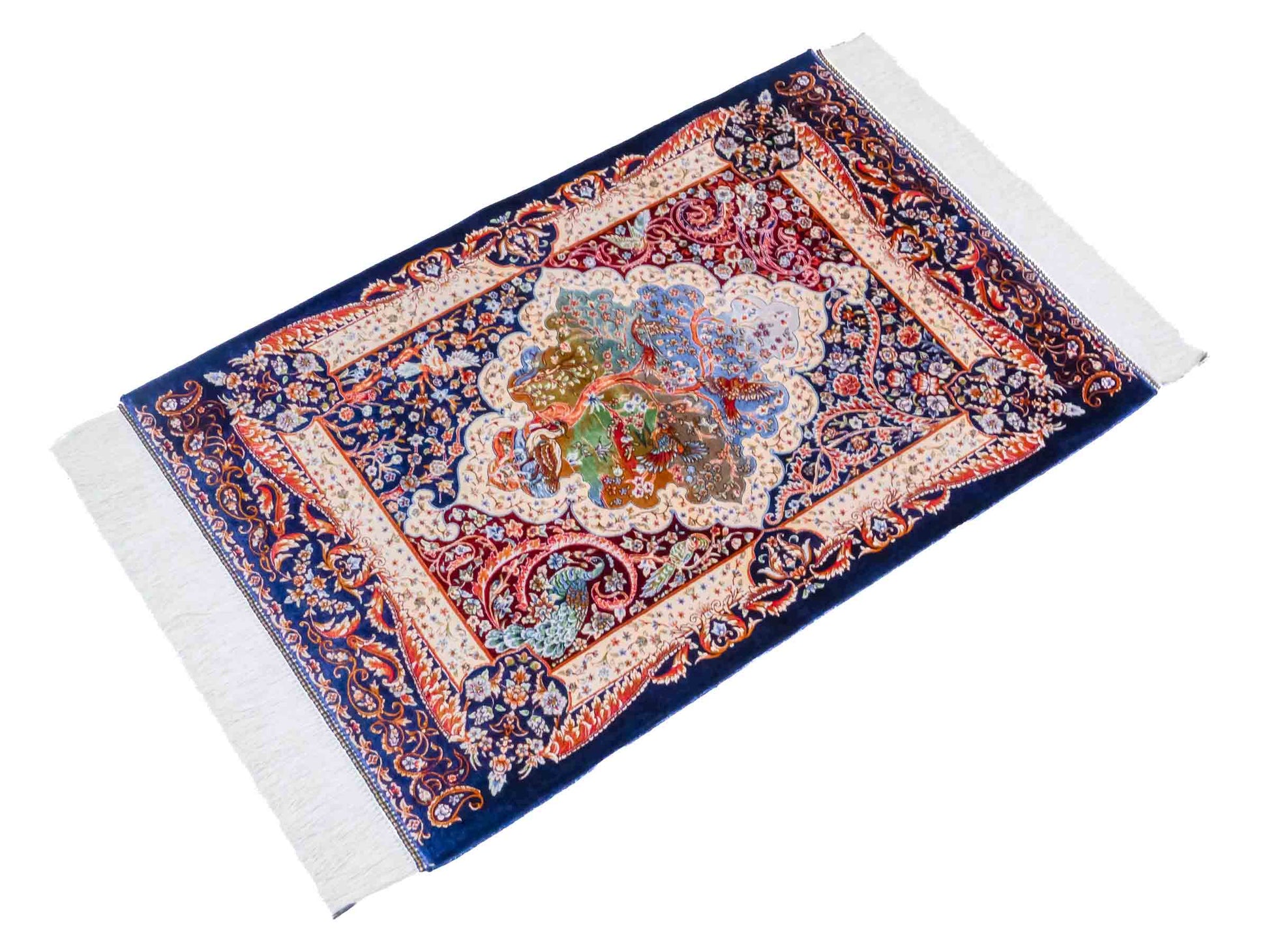 Ghom Maschinenteppich "Faranak" 90 x 60 cm aus pflanzlicher Seide (Viskose) mit Medaillon & Bildmotiv, Navy-Blau. Teppichnummer: V24NY054H. Persian Luxury Collection by Khademi. Made in Iran / Persia – Vertrieb durch JUPITER Intl.