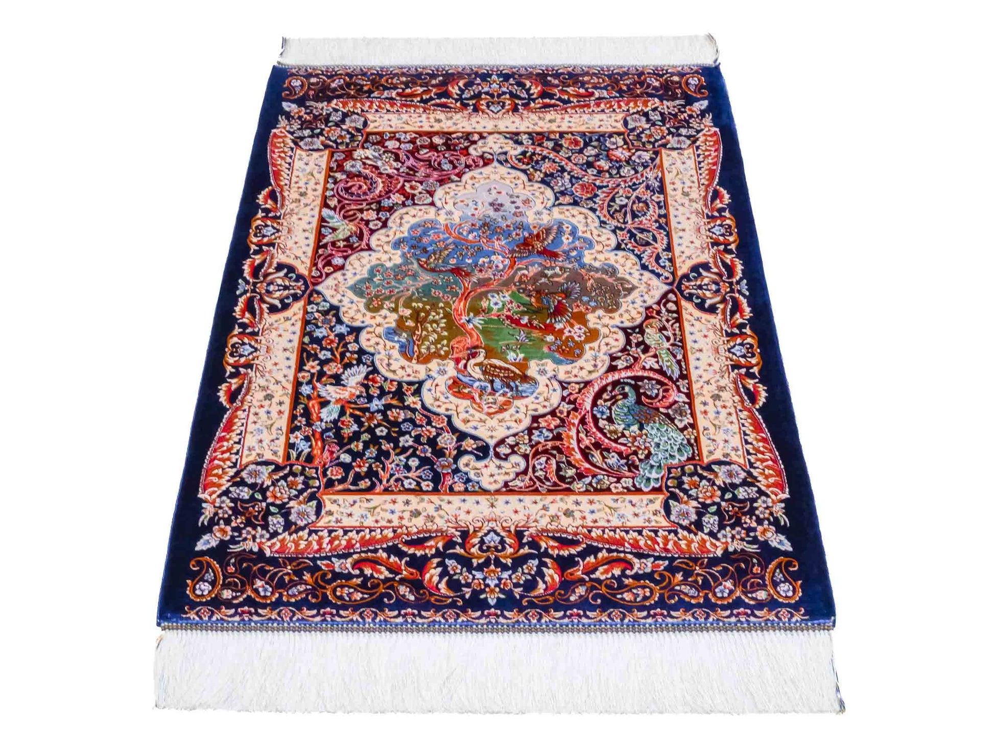 Ghom Maschinenteppich "Faranak" 90 x 60 cm aus pflanzlicher Seide (Viskose) mit Medaillon & Bildmotiv, Navy-Blau. Teppichnummer: V24NY054H. Persian Luxury Collection by Khademi. Made in Iran / Persia – Vertrieb durch JUPITER Intl.