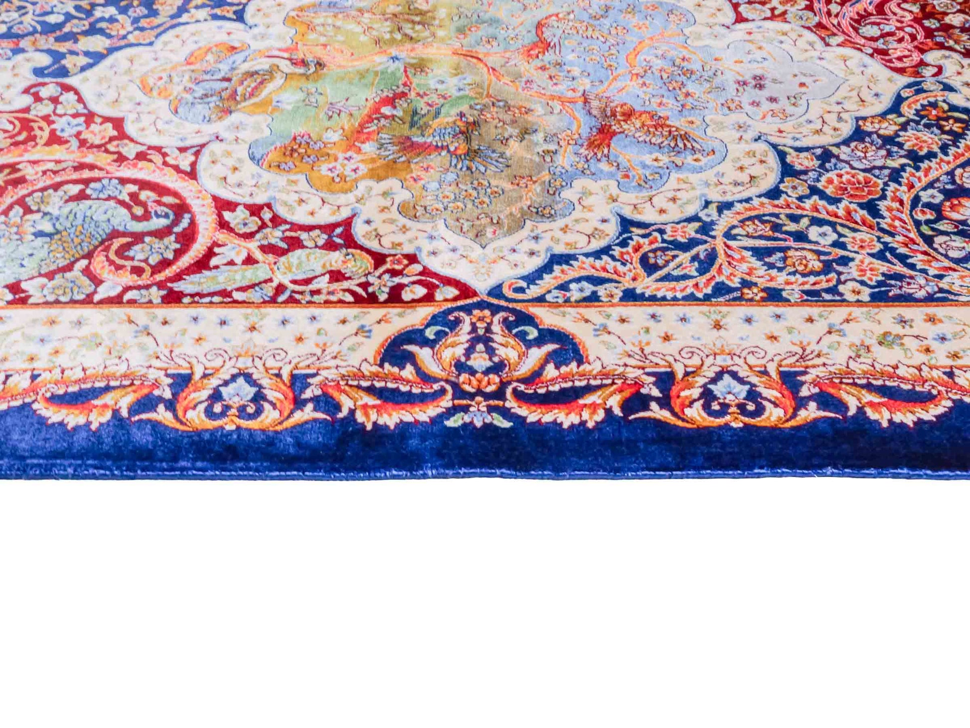 Ghom Maschinenteppich "Faranak" 90 x 60 cm aus pflanzlicher Seide (Viskose) mit Medaillon & Bildmotiv, Navy-Blau. Teppichnummer: V24NY054H. Persian Luxury Collection by Khademi. Made in Iran / Persia – Vertrieb durch JUPITER Intl.