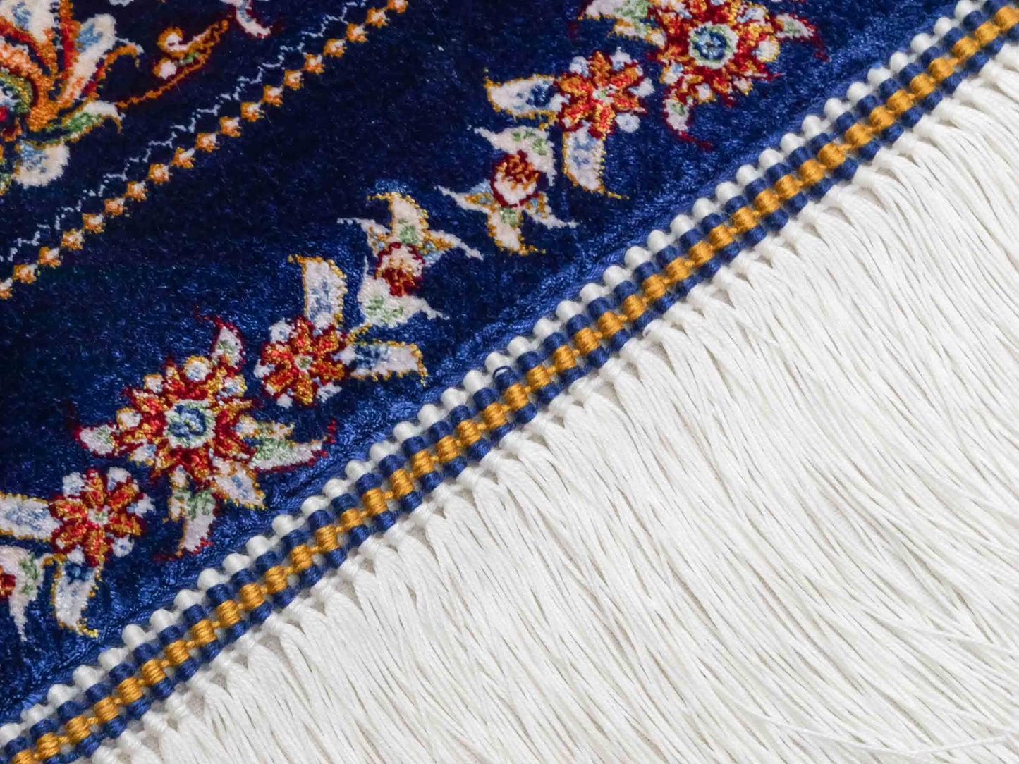 Ghom Maschinenteppich "Faravahar" 90 x 60 cm aus pflanzlicher Seide (Viskose) mit Allover-Design, Dunkelblau. Teppichnummer: V37NY054H. Persian Luxury Collection by Khademi. Made in Iran / Persia – Vertrieb durch JUPITER Intl.
