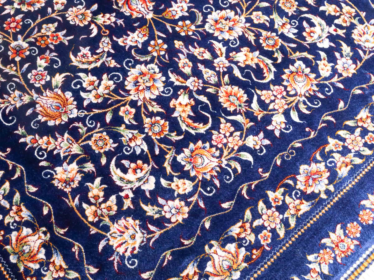 Ghom Maschinenteppich "Faravahar" 90 x 60 cm aus pflanzlicher Seide (Viskose) mit Allover-Design, Dunkelblau. Teppichnummer: V37NY054H. Persian Luxury Collection by Khademi. Made in Iran / Persia – Vertrieb durch JUPITER Intl.