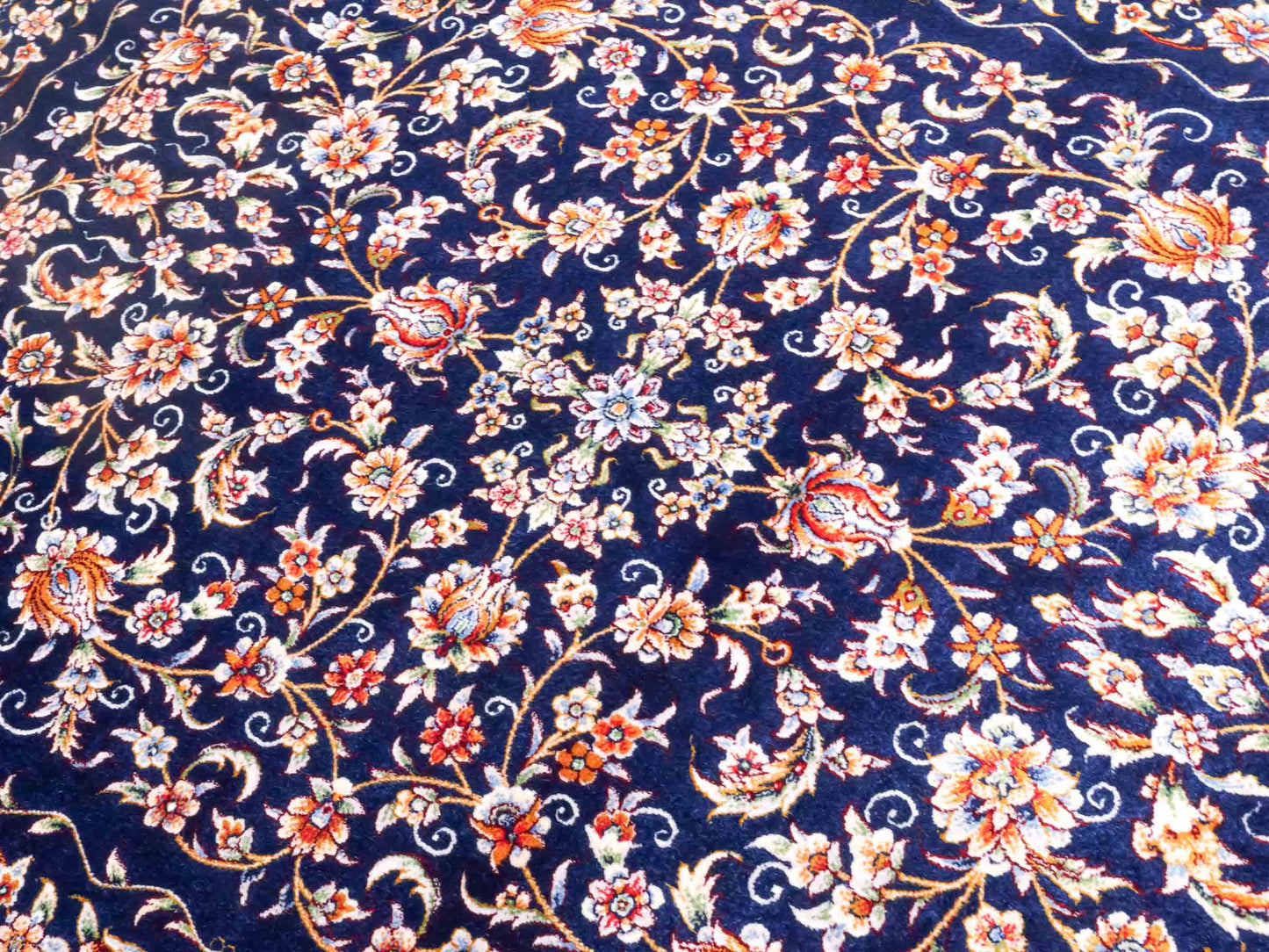 Ghom Maschinenteppich "Faravahar" 90 x 60 cm aus pflanzlicher Seide (Viskose) mit Allover-Design, Dunkelblau. Teppichnummer: V37NY054H. Persian Luxury Collection by Khademi. Made in Iran / Persia – Vertrieb durch JUPITER Intl.