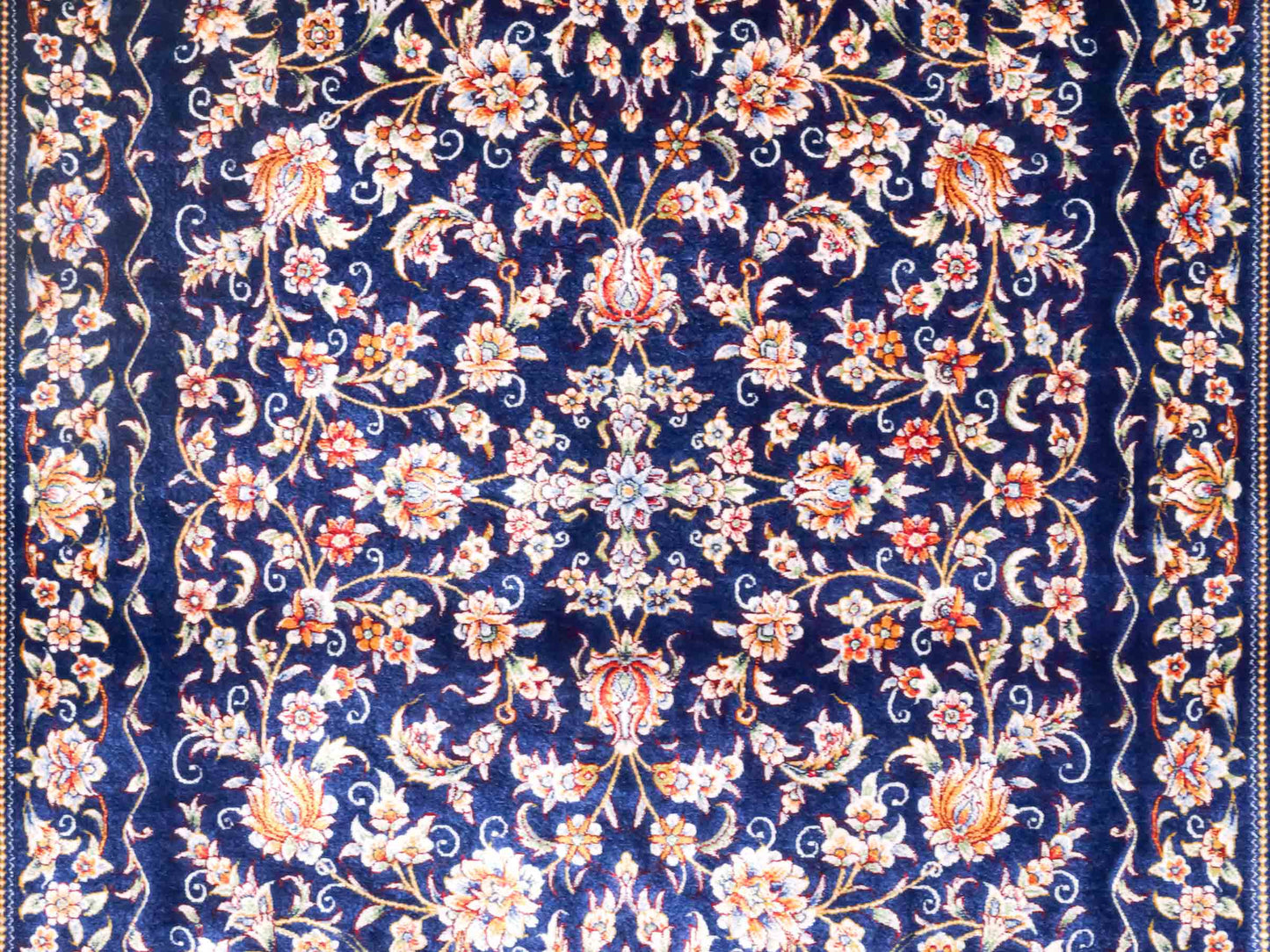 Ghom Maschinenteppich "Faravahar" 90 x 60 cm aus pflanzlicher Seide (Viskose) mit Allover-Design, Dunkelblau. Teppichnummer: V37NY054H. Persian Luxury Collection by Khademi. Made in Iran / Persia – Vertrieb durch JUPITER Intl.