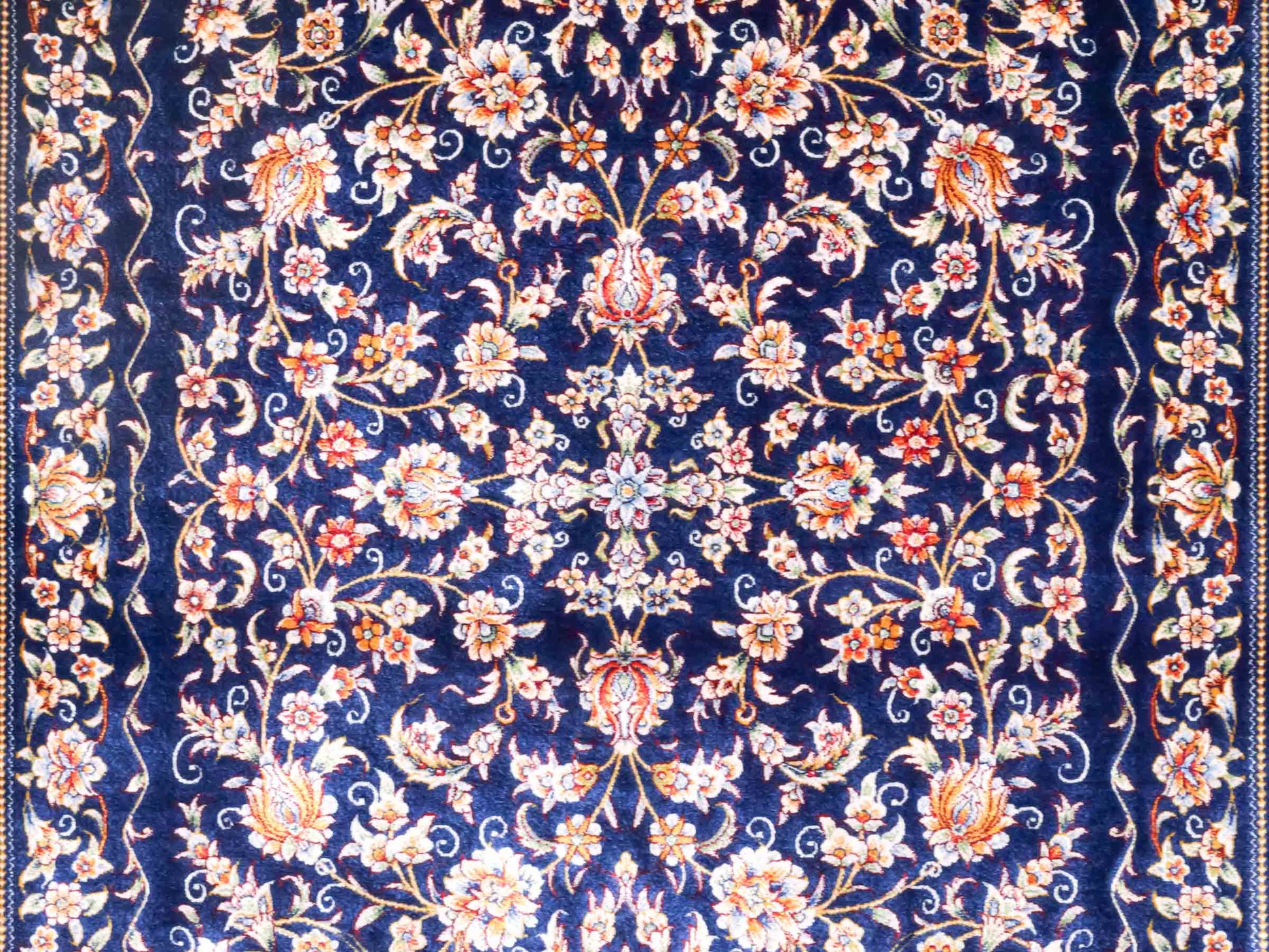 Ghom Maschinenteppich "Faravahar" 90 x 60 cm aus pflanzlicher Seide (Viskose) mit Allover-Design, Dunkelblau. Teppichnummer: V37NY054H. Persian Luxury Collection by Khademi. Made in Iran / Persia – Vertrieb durch JUPITER Intl.