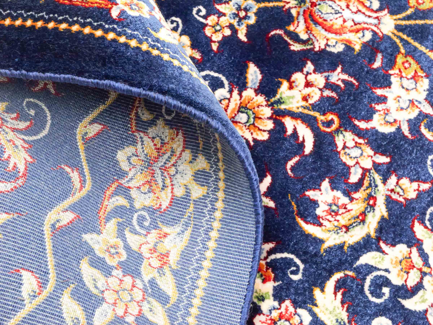 Ghom Maschinenteppich "Faravahar" 90 x 60 cm aus pflanzlicher Seide (Viskose) mit Allover-Design, Dunkelblau. Teppichnummer: V37NY054H. Persian Luxury Collection by Khademi. Made in Iran / Persia – Vertrieb durch JUPITER Intl.