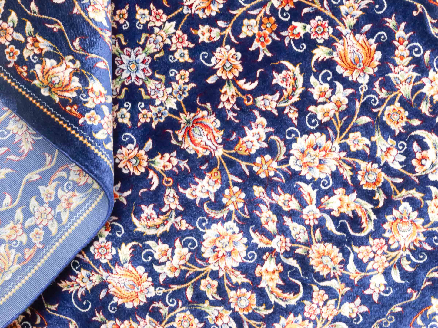 Ghom Maschinenteppich "Faravahar" 90 x 60 cm aus pflanzlicher Seide (Viskose) mit Allover-Design, Dunkelblau. Teppichnummer: V37NY054H. Persian Luxury Collection by Khademi. Made in Iran / Persia – Vertrieb durch JUPITER Intl.