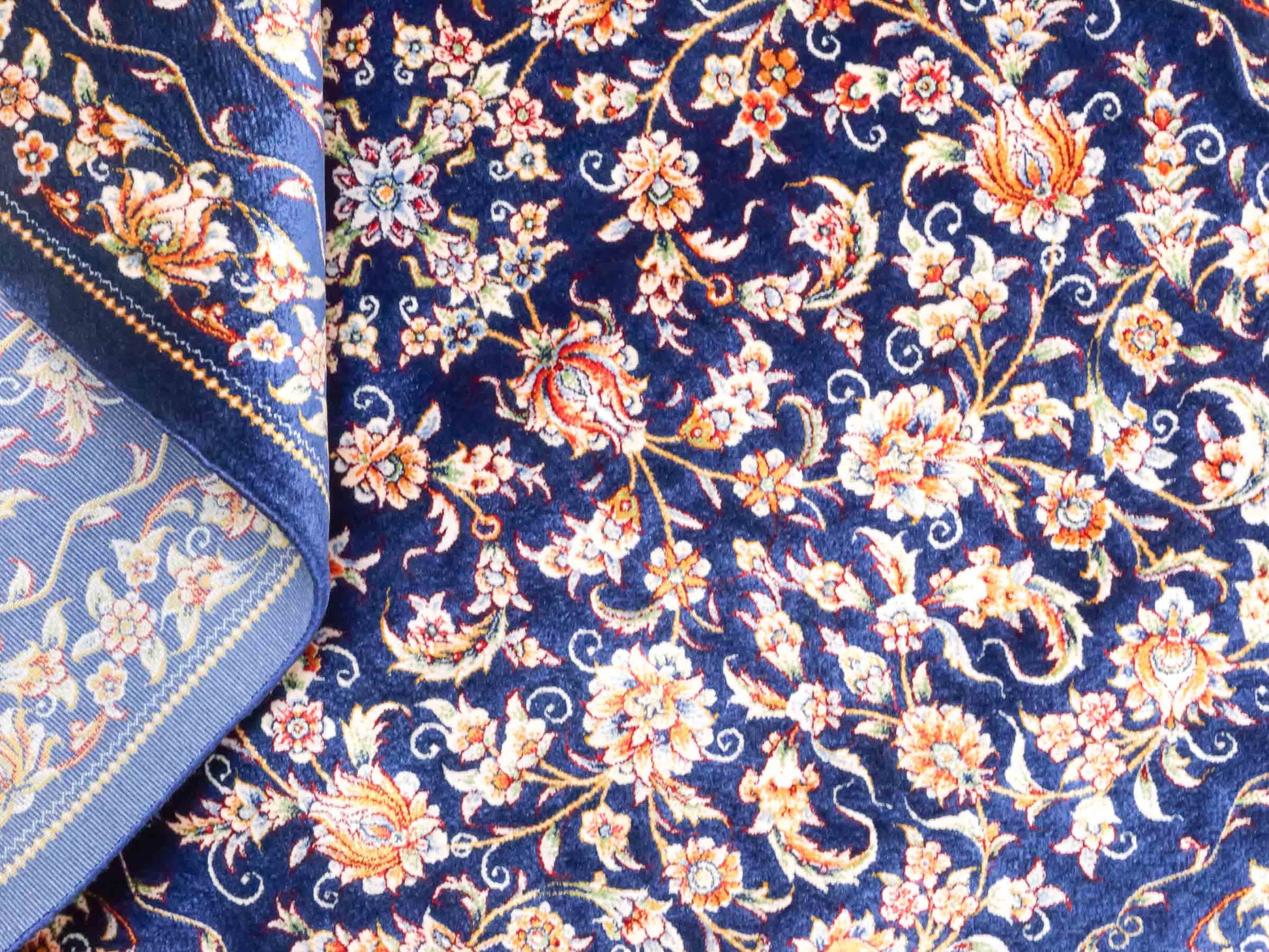 Ghom Maschinenteppich "Faravahar" 90 x 60 cm aus pflanzlicher Seide (Viskose) mit Allover-Design, Dunkelblau. Teppichnummer: V37NY054H. Persian Luxury Collection by Khademi. Made in Iran / Persia – Vertrieb durch JUPITER Intl.