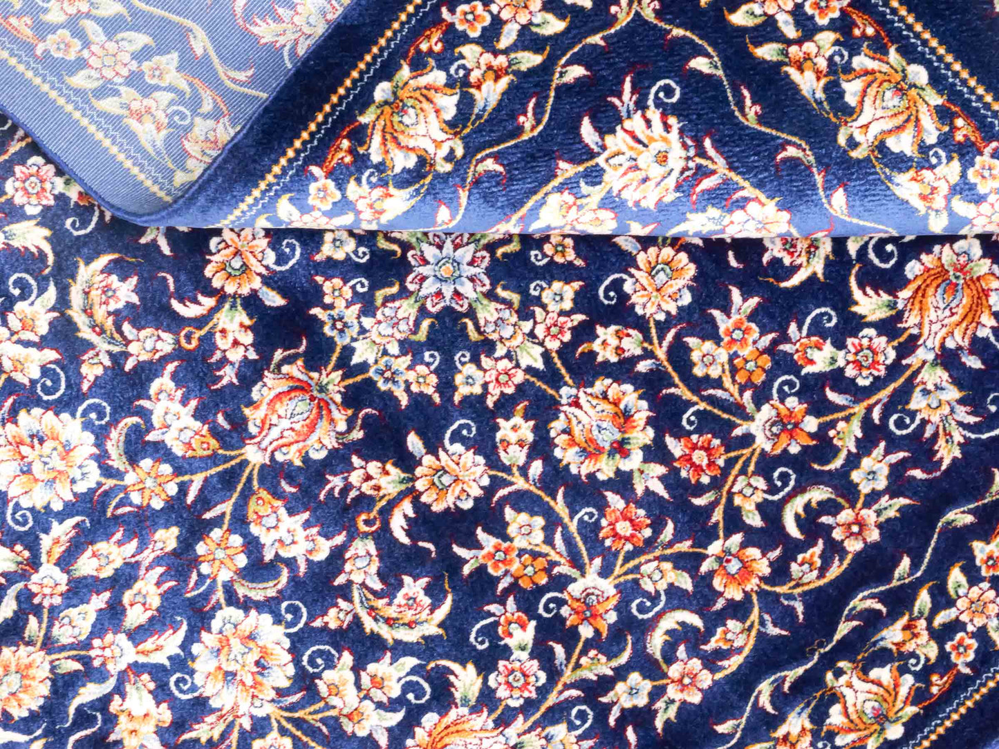 Ghom Maschinenteppich "Faravahar" 90 x 60 cm aus pflanzlicher Seide (Viskose) mit Allover-Design, Dunkelblau. Teppichnummer: V37NY054H. Persian Luxury Collection by Khademi. Made in Iran / Persia – Vertrieb durch JUPITER Intl.