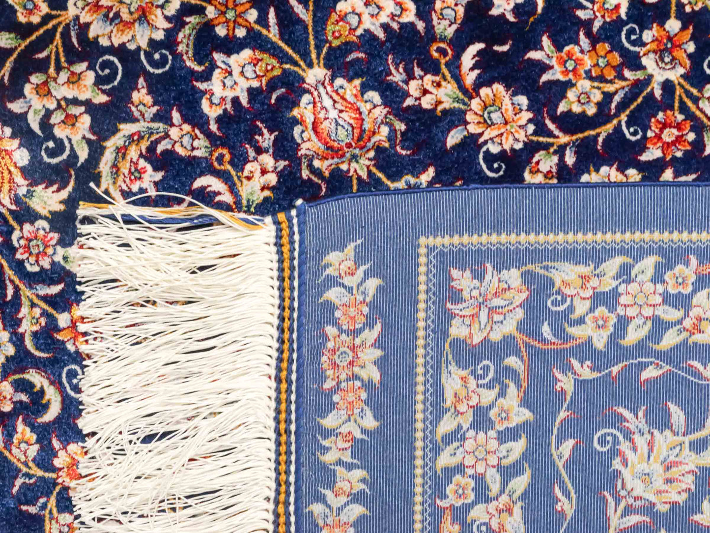 Ghom Maschinenteppich "Faravahar" 90 x 60 cm aus pflanzlicher Seide (Viskose) mit Allover-Design, Dunkelblau. Teppichnummer: V37NY054H. Persian Luxury Collection by Khademi. Made in Iran / Persia – Vertrieb durch JUPITER Intl.