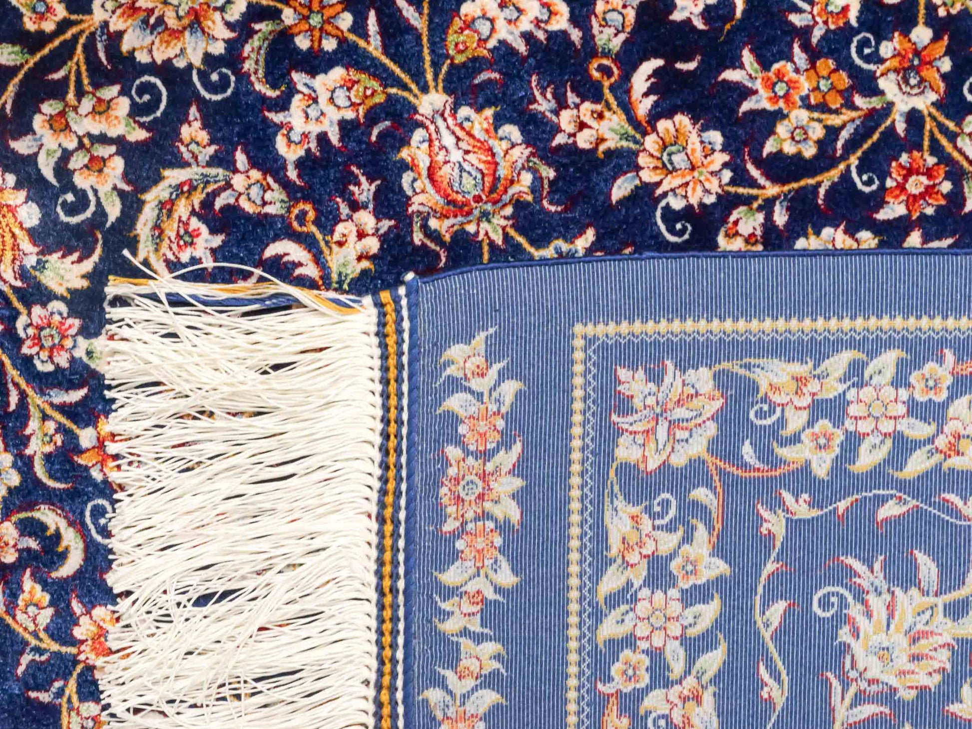 Ghom Maschinenteppich "Faravahar" 90 x 60 cm aus pflanzlicher Seide (Viskose) mit Allover-Design, Dunkelblau. Teppichnummer: V37NY054H. Persian Luxury Collection by Khademi. Made in Iran / Persia – Vertrieb durch JUPITER Intl.