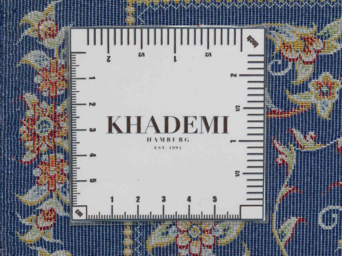 Ghom Maschinenteppich "Faravahar" 90 x 60 cm aus pflanzlicher Seide (Viskose) mit Allover-Design, Dunkelblau. Teppichnummer: V37NY054H. Persian Luxury Collection by Khademi. Made in Iran / Persia – Vertrieb durch JUPITER Intl.
