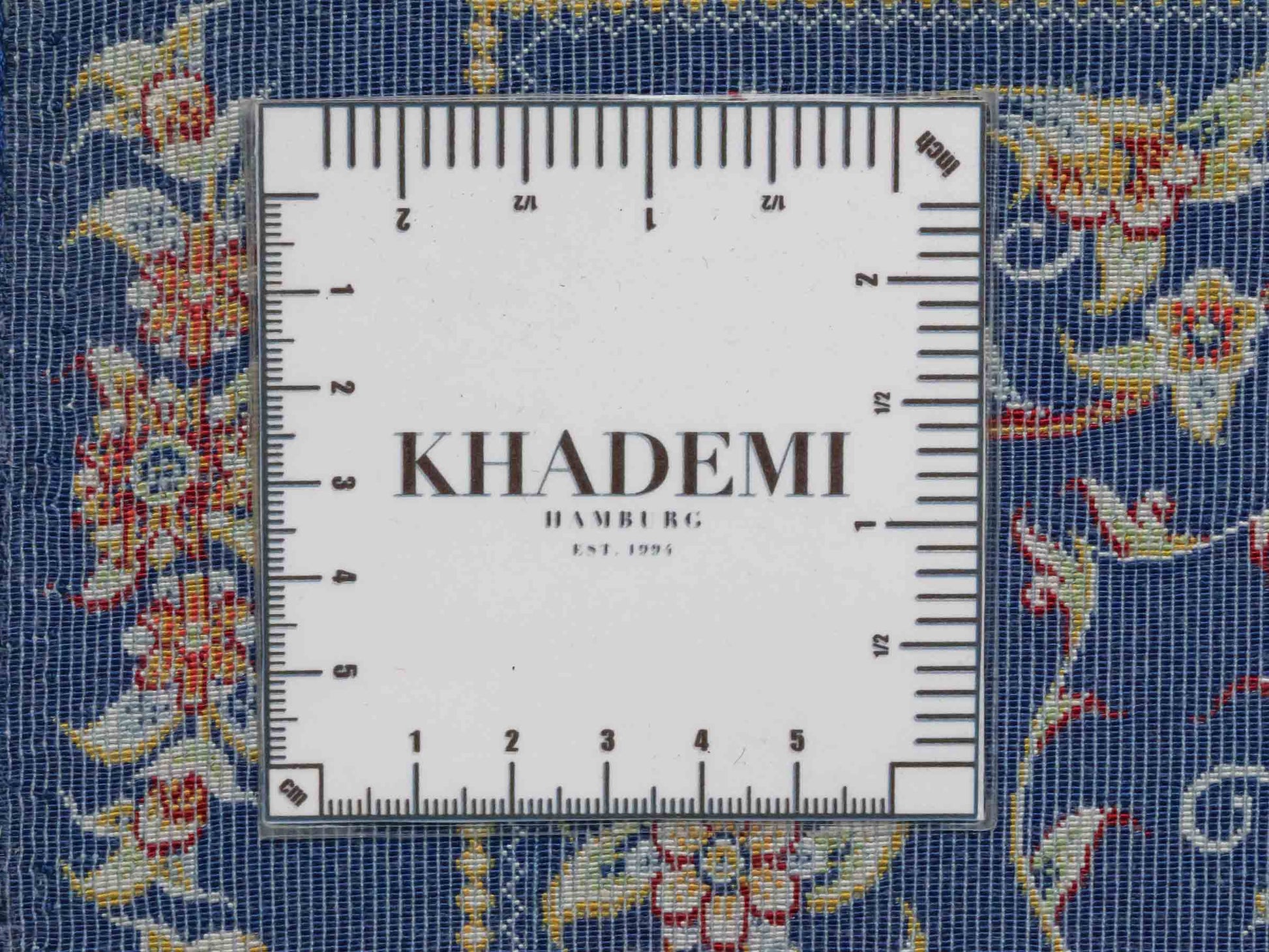 Ghom Maschinenteppich "Faravahar" 90 x 60 cm aus pflanzlicher Seide (Viskose) mit Allover-Design, Dunkelblau. Teppichnummer: V37NY054H. Persian Luxury Collection by Khademi. Made in Iran / Persia – Vertrieb durch JUPITER Intl.